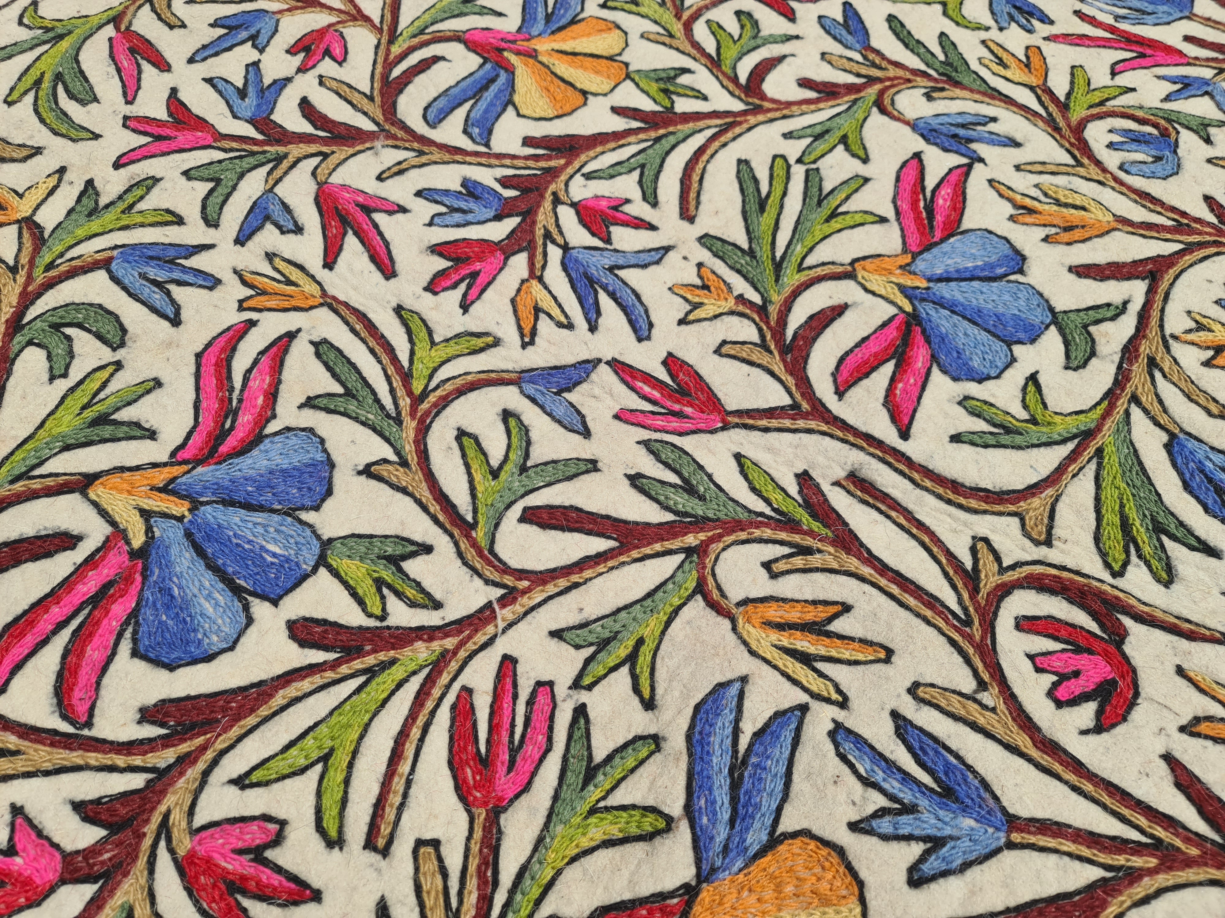 Alfombra redonda bohemia de lana "Namda" de 5 pies de Cachemira, afieltrada y bordada a mano