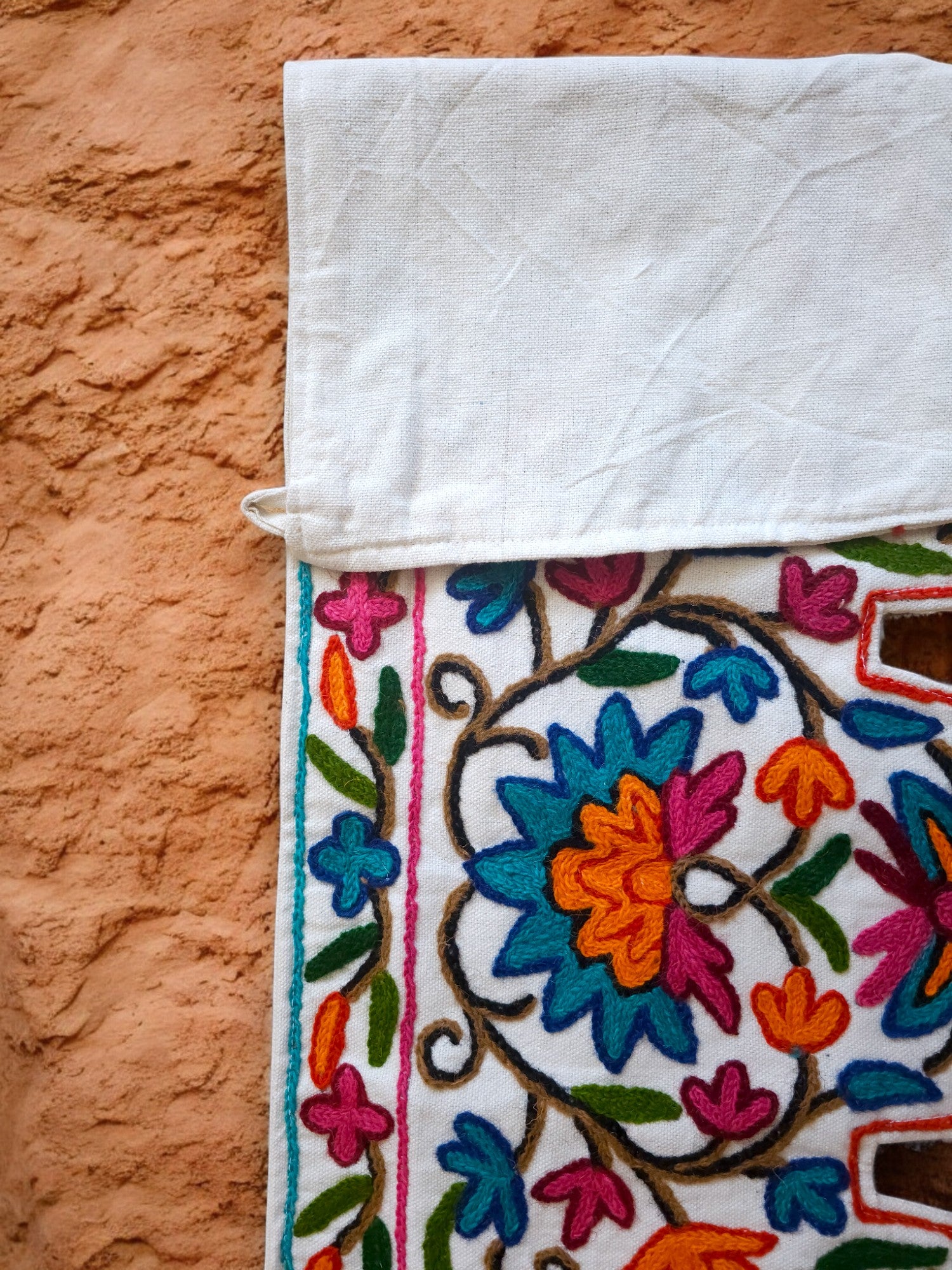 Cenefa de puerta Toran de Cachemira 39" bordada a mano con flores de algodón y lana, bordado Crewel