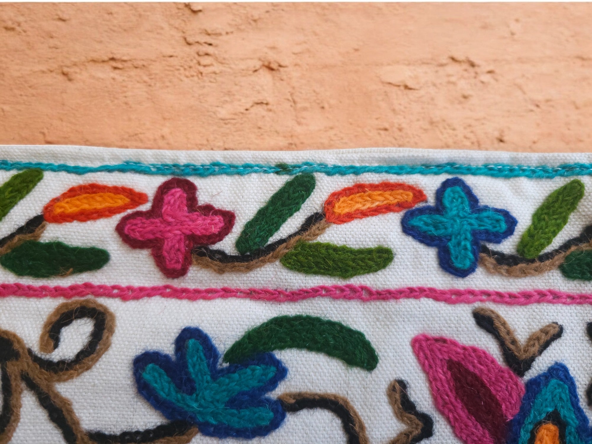 Cenefa de puerta Toran de Cachemira 39" bordada a mano con flores de algodón y lana, bordado Crewel