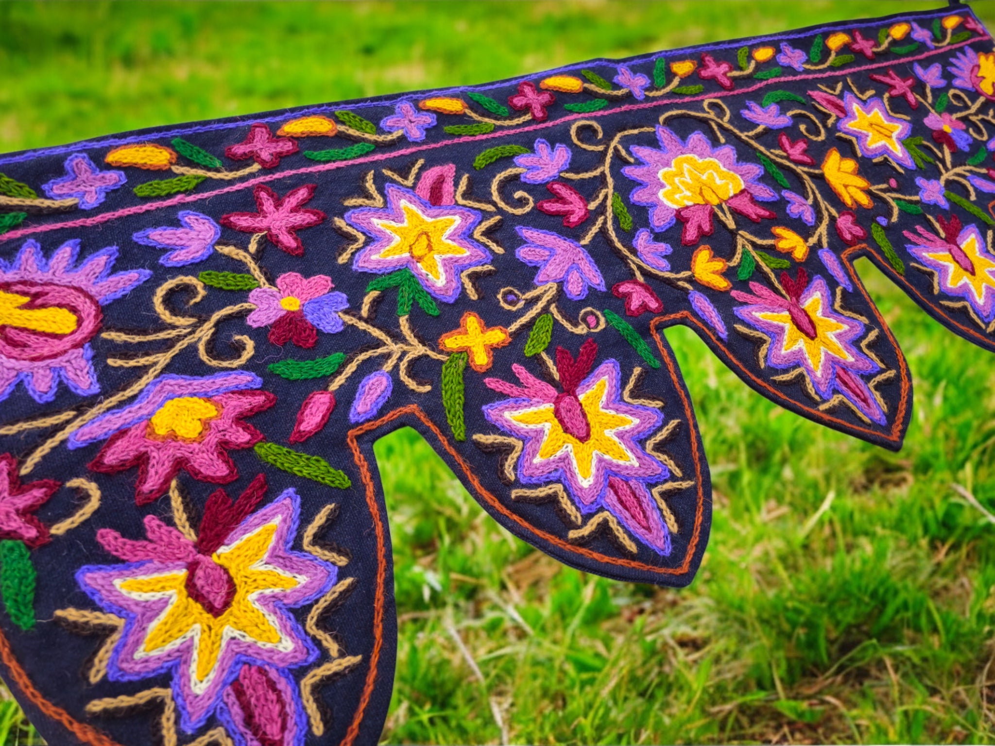 Cenefa de puerta Toran de Cachemira 39" bordada a mano con flores de algodón y lana, bordado Crewel