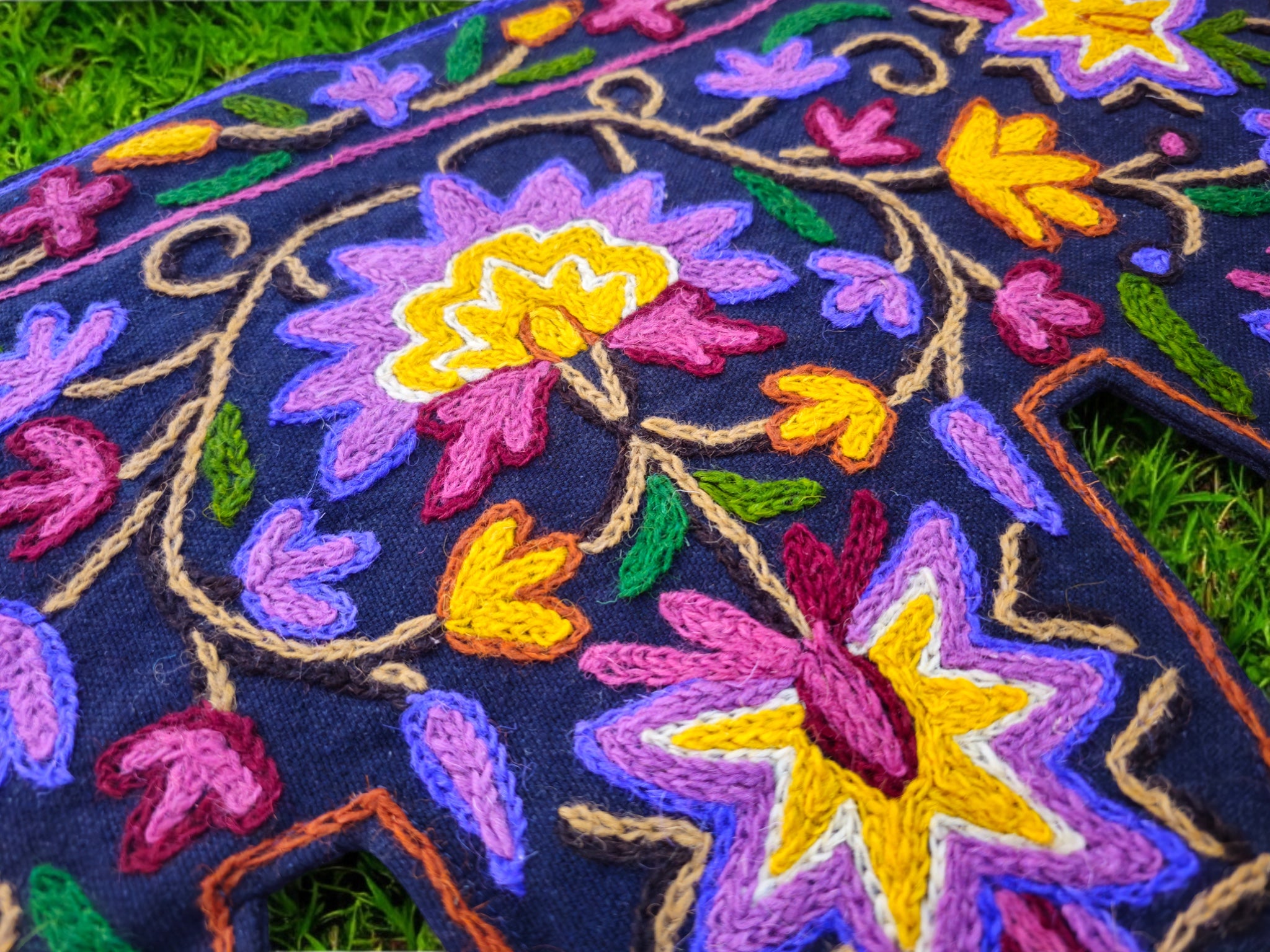 Cenefa de puerta Toran de Cachemira 39" bordada a mano con flores de algodón y lana, bordado Crewel