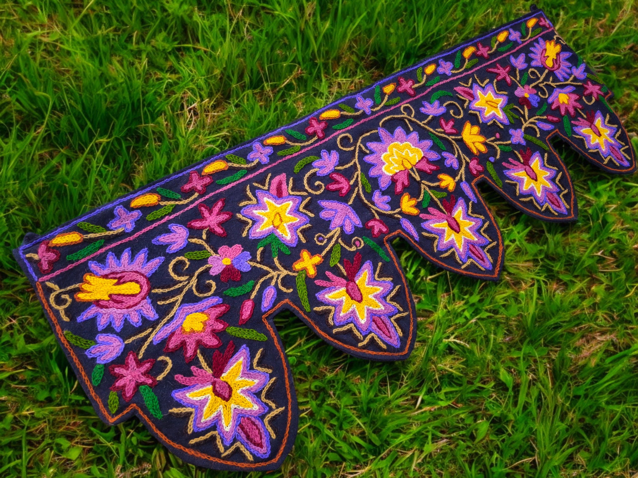 Cenefa de puerta Toran de Cachemira 39" bordada a mano con flores de algodón y lana, bordado Crewel