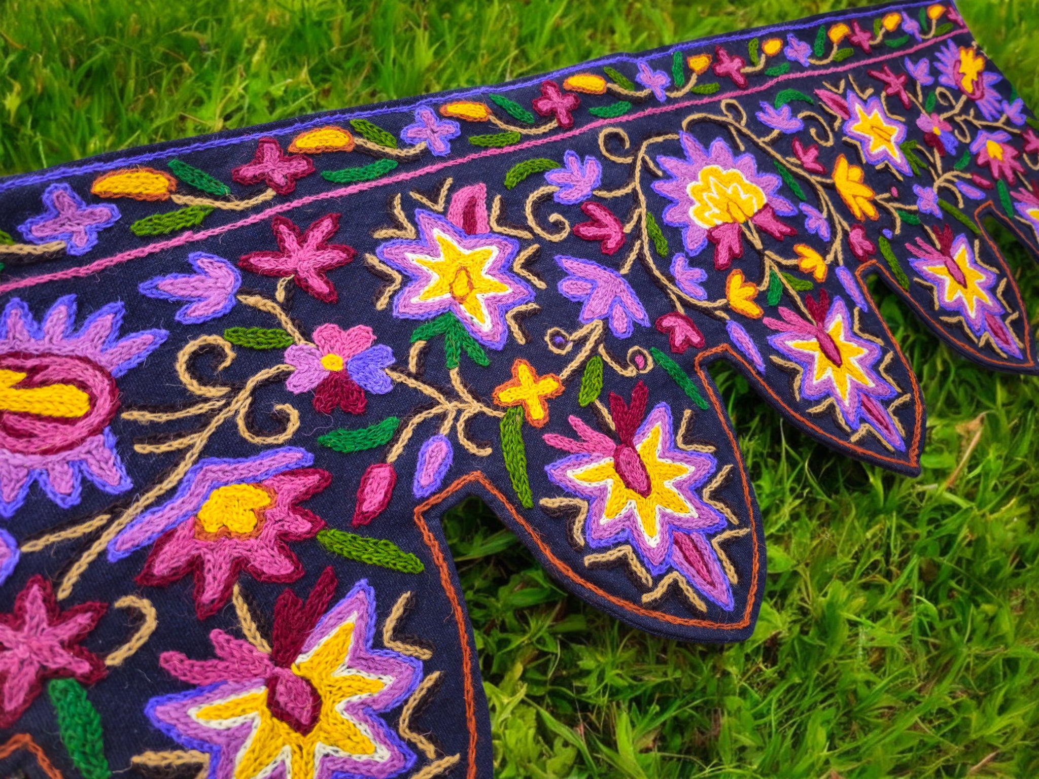 Cenefa de puerta Toran de Cachemira 39" bordada a mano con flores de algodón y lana, bordado Crewel