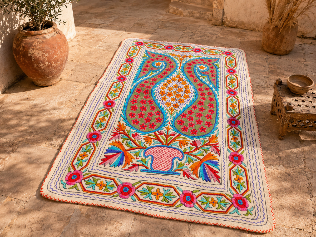 Gefilzter Wollteppich "Bergblume" | Bunter Teppich "Namda" aus Kaschmir | Blumenstickerei auf weißem 6x4 'Filzteppich | böhmisch - Boho