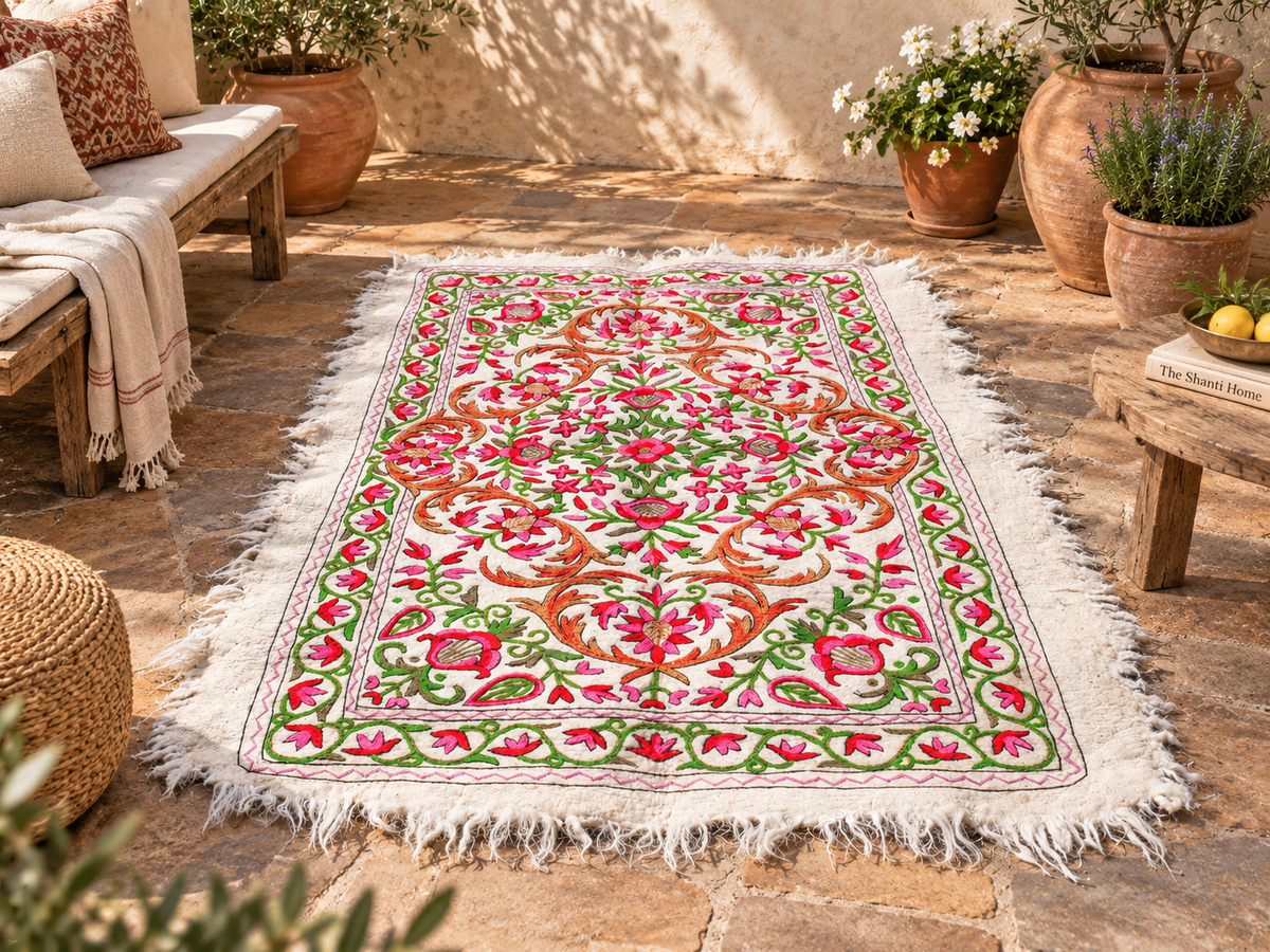 Gefilzter Wollteppich "Bergblume" | Bunter Teppich "Namda" aus Kaschmir | Blumenstickerei auf weißem 6x4 'Filzteppich | böhmisch - Boho