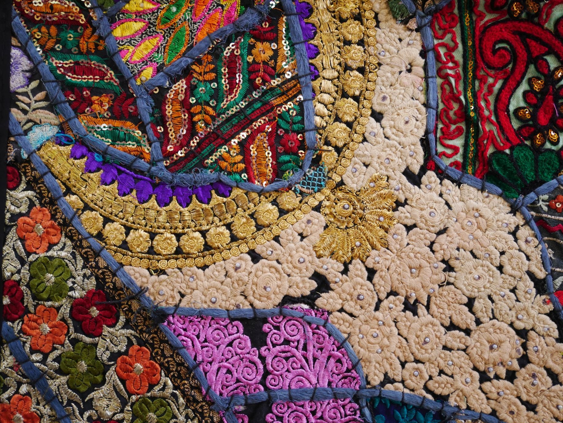 Colgante de pared boho - Tapiz colorido - Camino de mesa vintage de patchwork de sari