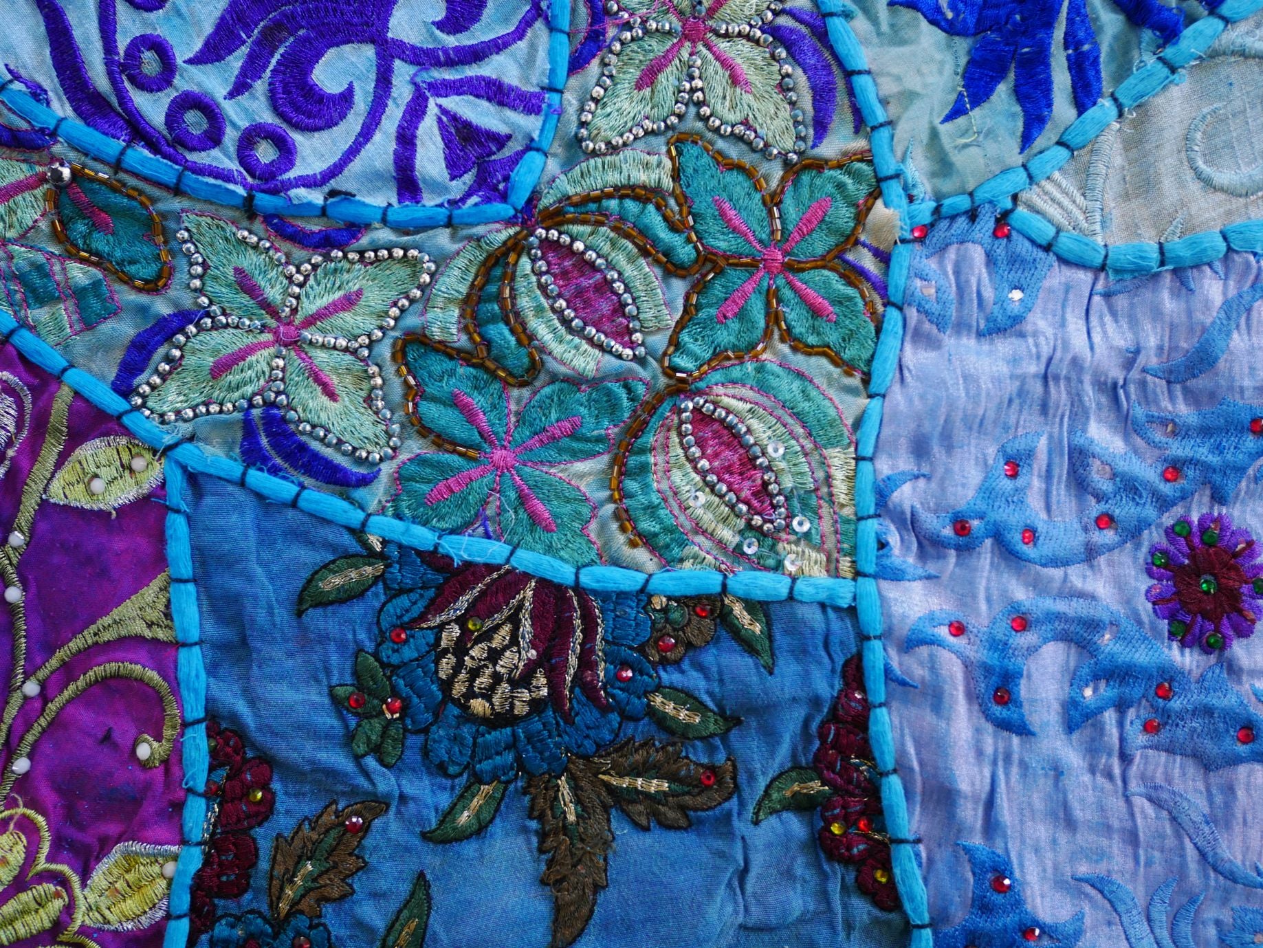 Tapiz de pared bohemio - tapiz azul - camino de mesa vintage con retales de sari