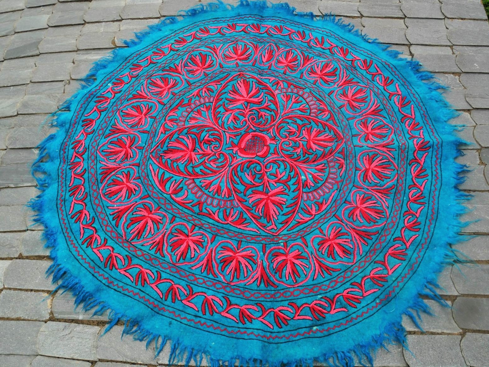 Alfombra redonda de lana de 5 pies "Mandala de flores" Namda | Alfombra de área bohemia de Cachemira fieltrada y bordada a mano