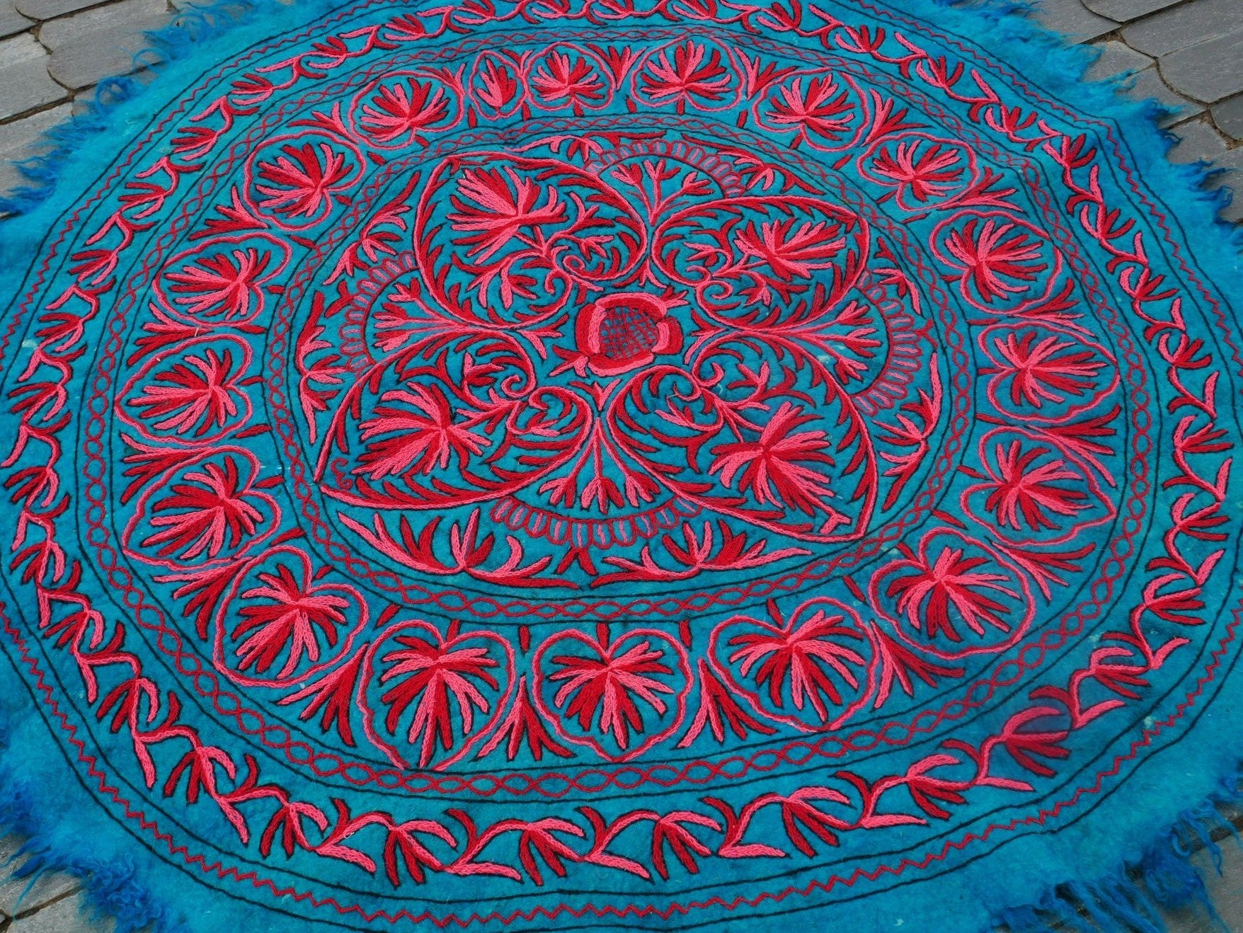 Alfombra redonda de lana de 5 pies "Mandala de flores" Namda | Alfombra de área bohemia de Cachemira fieltrada y bordada a mano