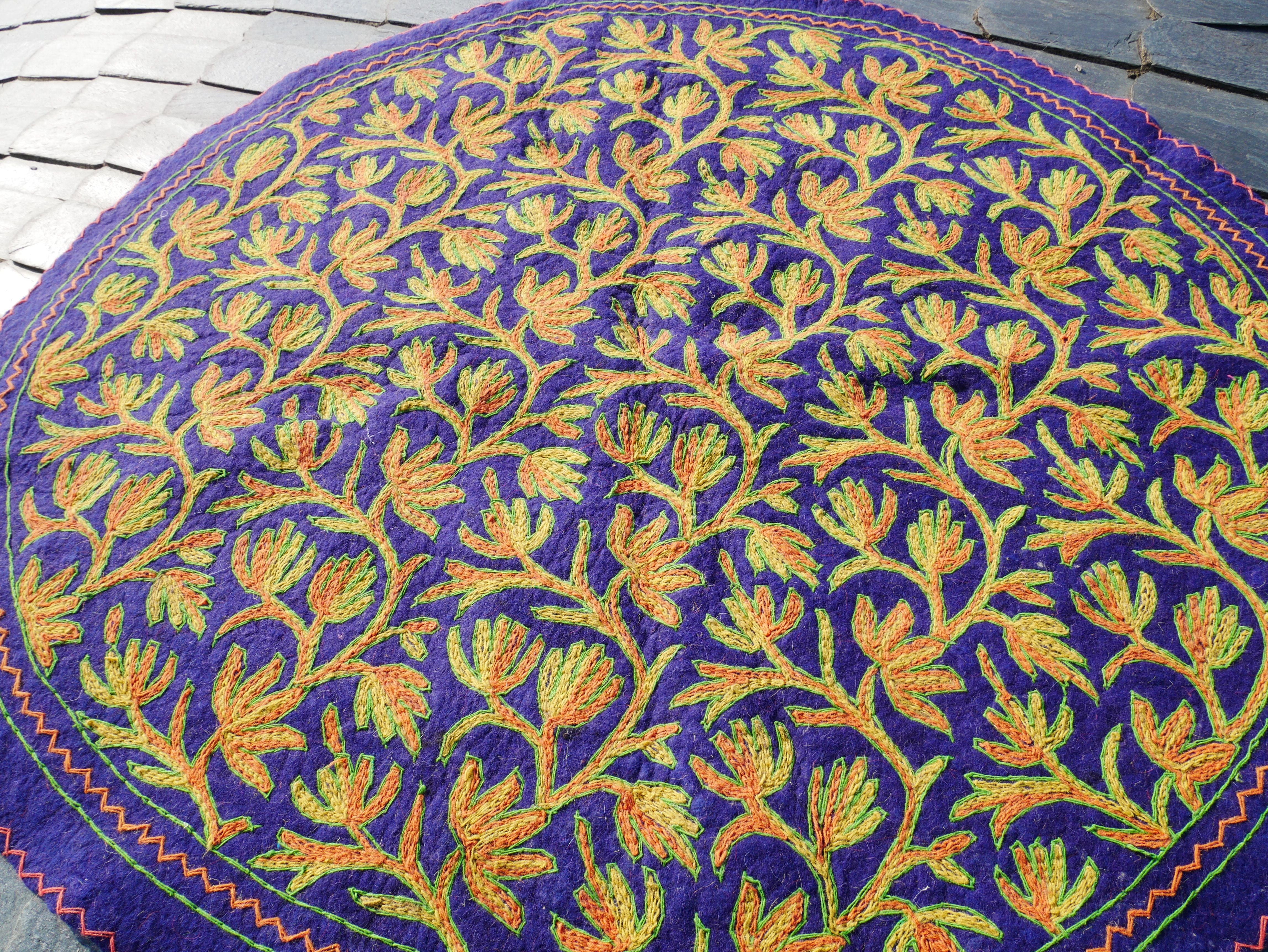 Alfombra redonda de lana Namda de 1,5 m con flores | Fieltrada a mano y bordada | Alfombra bohemia de Cachemira