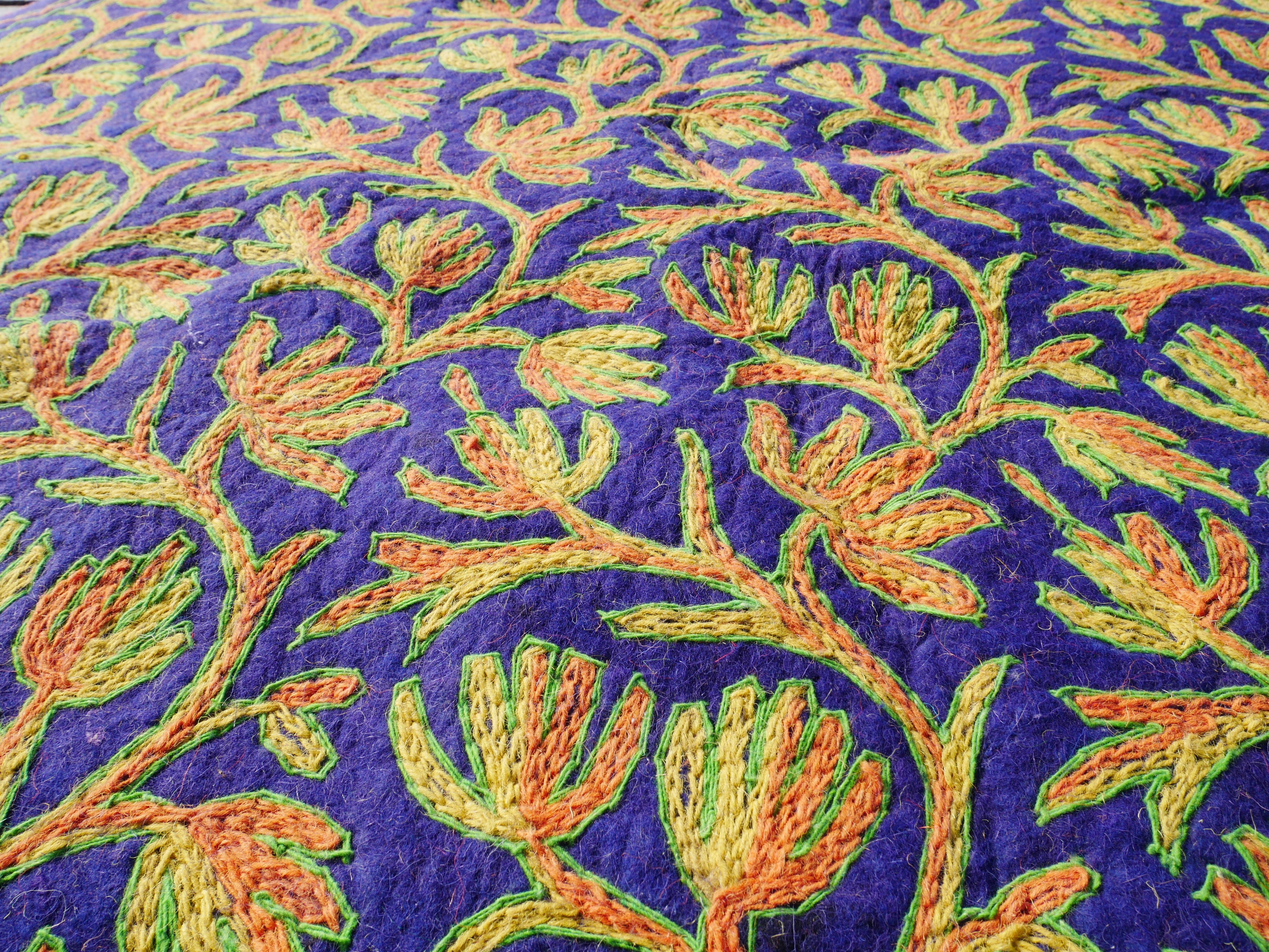 Alfombra redonda de lana Namda de 1,5 m con flores | Fieltrada a mano y bordada | Alfombra bohemia de Cachemira