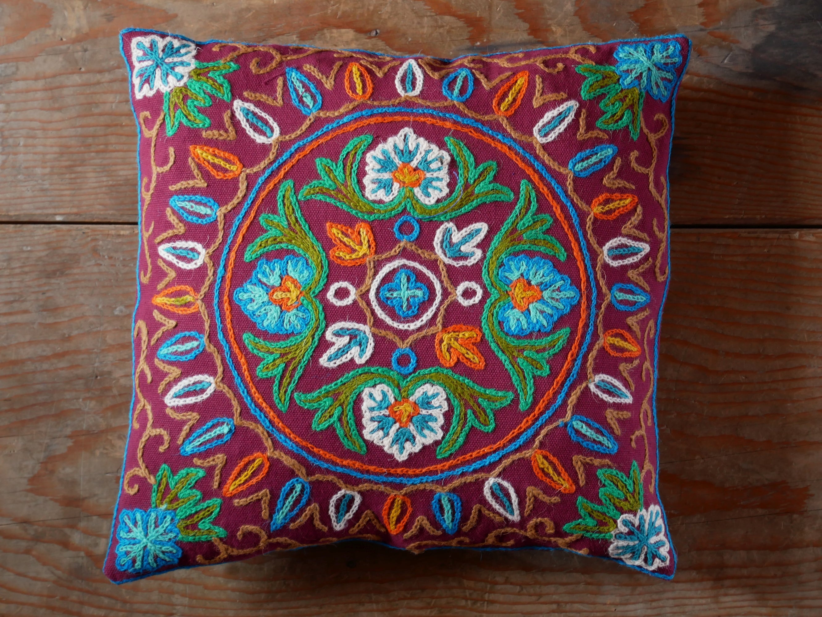 Fundas de almohada coloridas de Crewel de Cachemira: Hechas a mano por artesanos 16x16 pulgadas