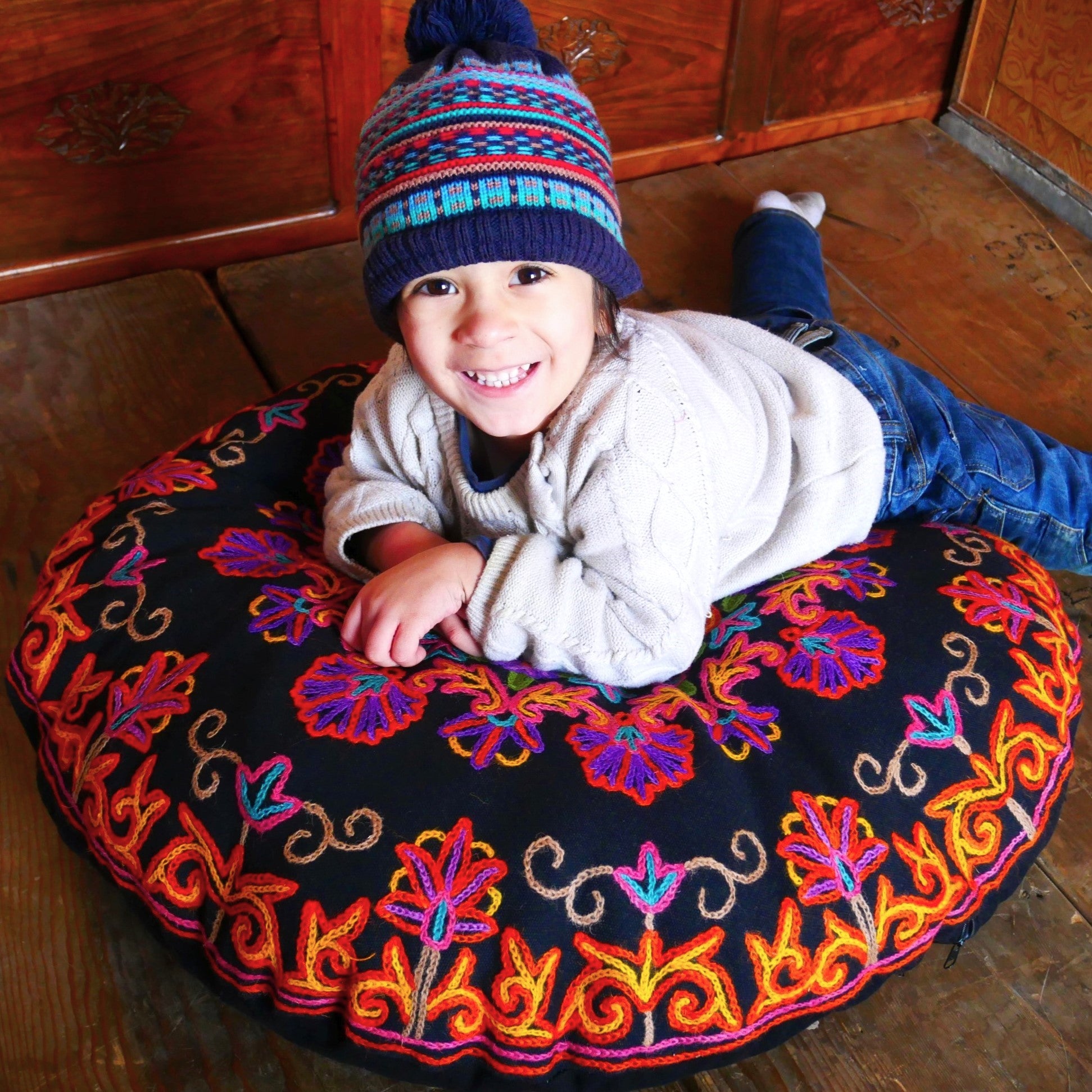 Kashmiri floor pillow "Shanti" | large meditation cushion - hand embroidered - cotton and wool