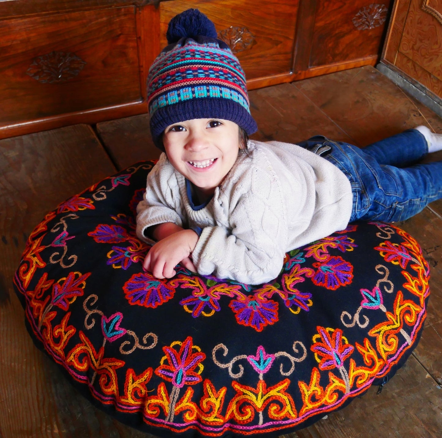 Kashmiri floor pillow "Shanti" | large meditation cushion - hand embroidered - cotton and wool