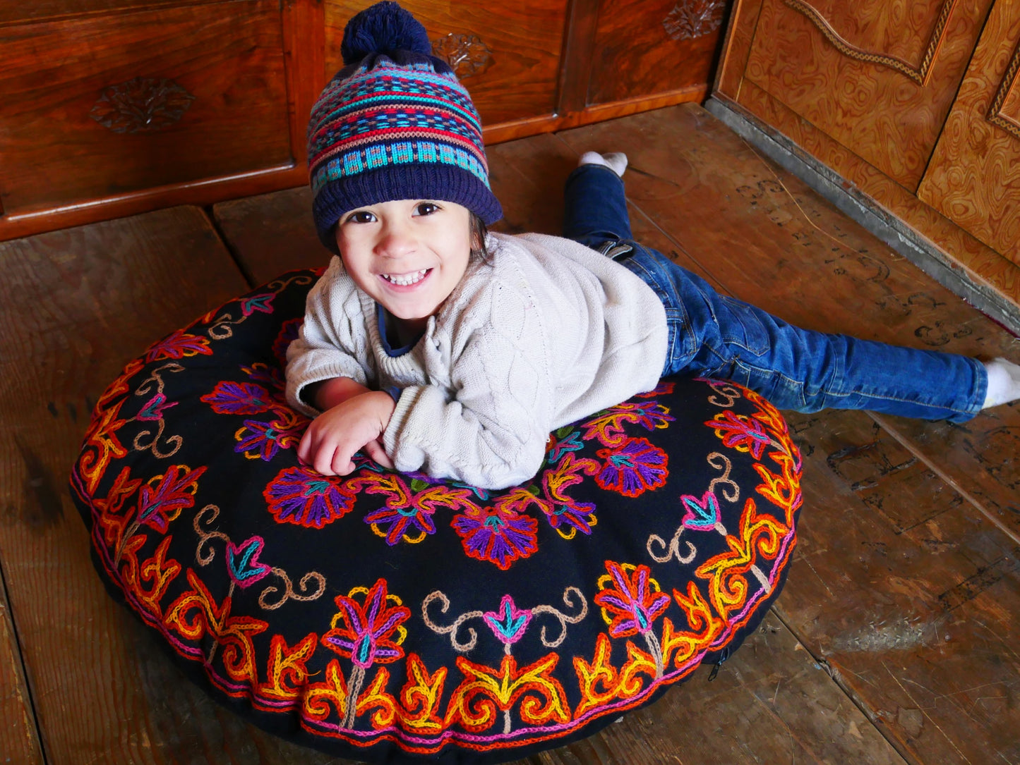 Kashmiri floor pillow "Shanti" | large meditation cushion - hand embroidered - cotton and wool