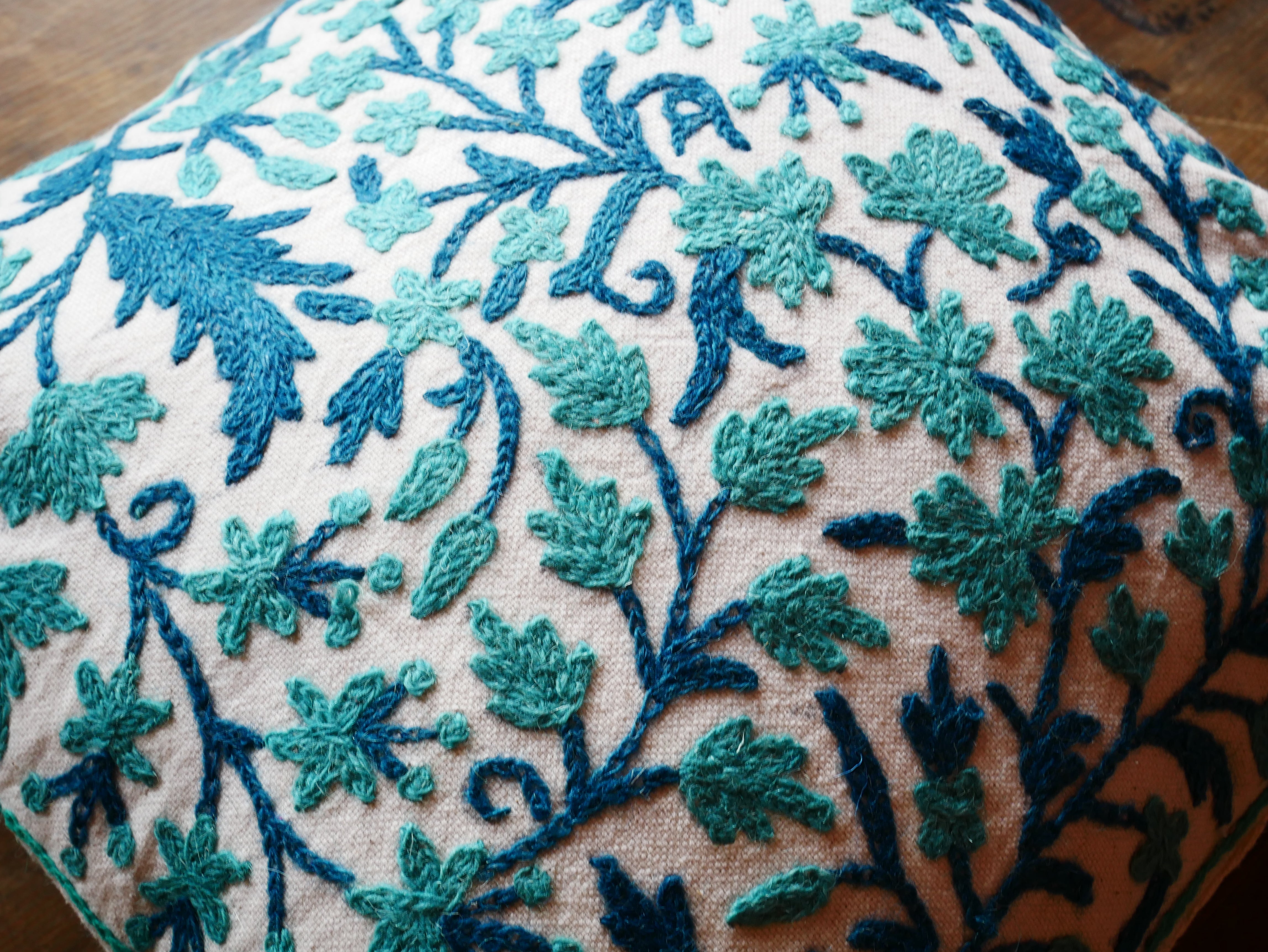 Almohada bordada Funda de cojín Kashmiri Crewel: Hecha a mano por artesanos 16x16 pulgadas