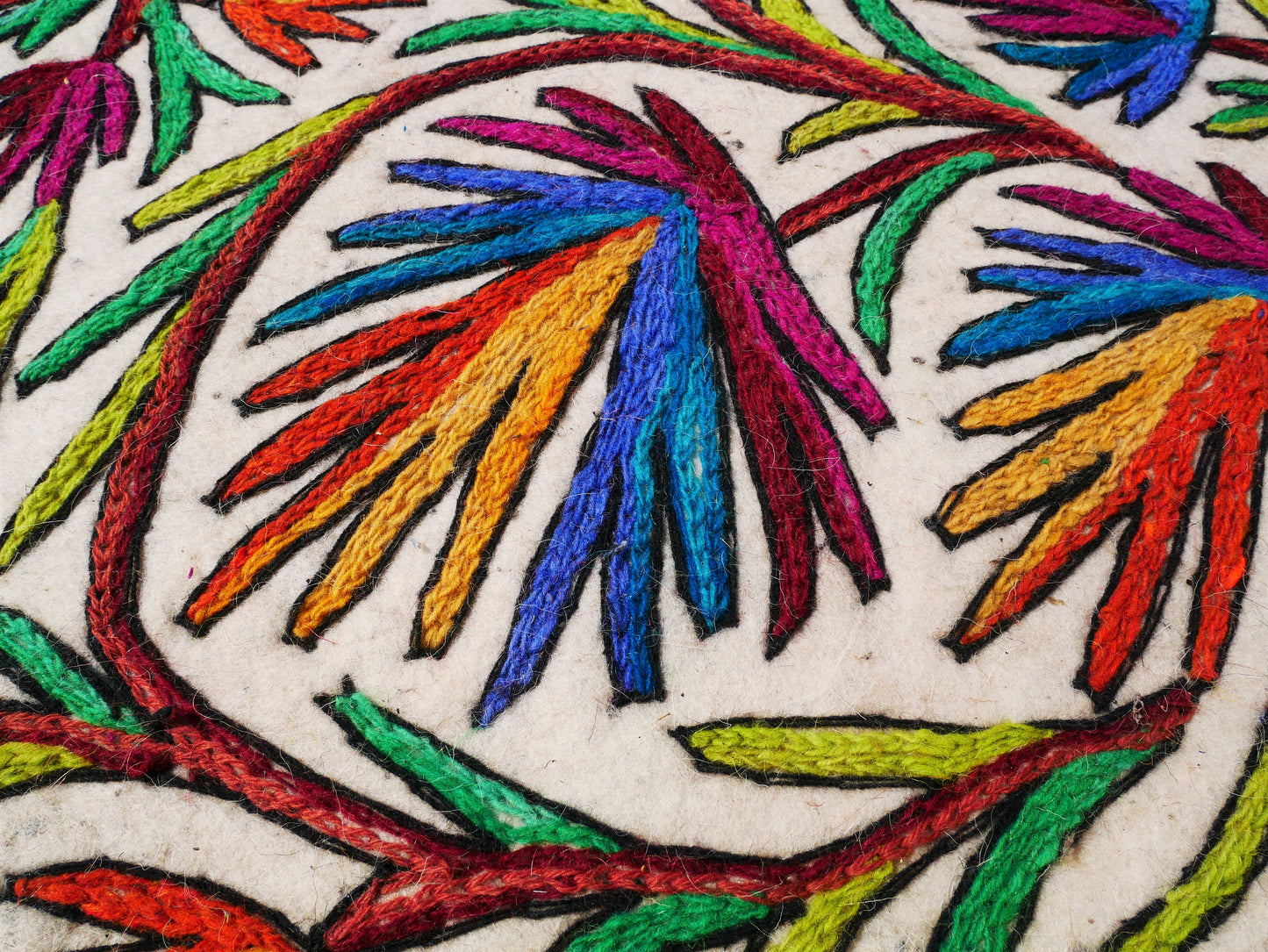 Großer Wollteppich "Lebensbaum" | Boho Teppich - Indischer Bodenteppich | traditionelles Namda aus Kaschmir | gefilzter Wollteppich 6x9 handgefertigte Stickerei