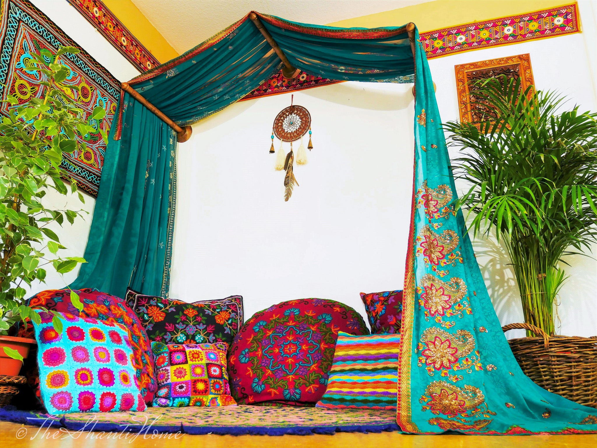 Dosel de cama hecho a mano con soporte de pared de madera de nogal de Cachemira – Cortinas de sari indio vintage, hechas a medida por encargo