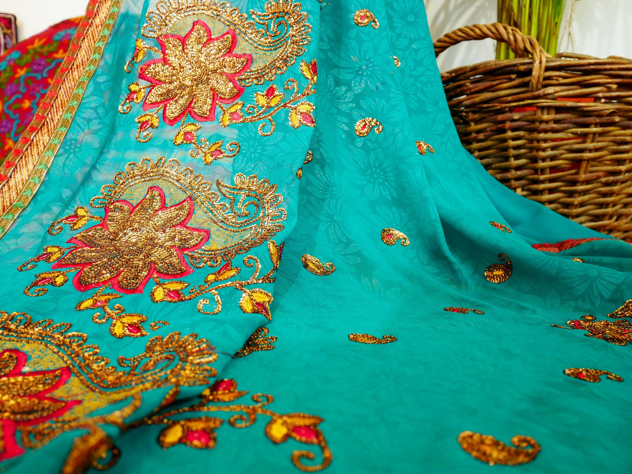 Dosel de cama hecho a mano con soporte de pared de madera de nogal de Cachemira – Cortinas de sari indio vintage, hechas a medida por encargo