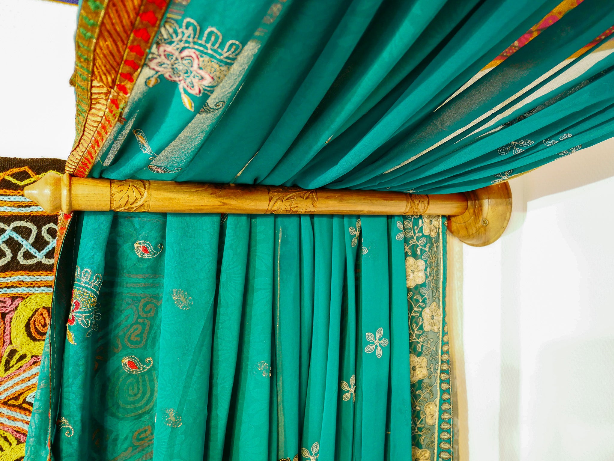 Dosel de cama hecho a mano con soporte de pared de madera de nogal de Cachemira – Cortinas de sari indio vintage, hechas a medida por encargo