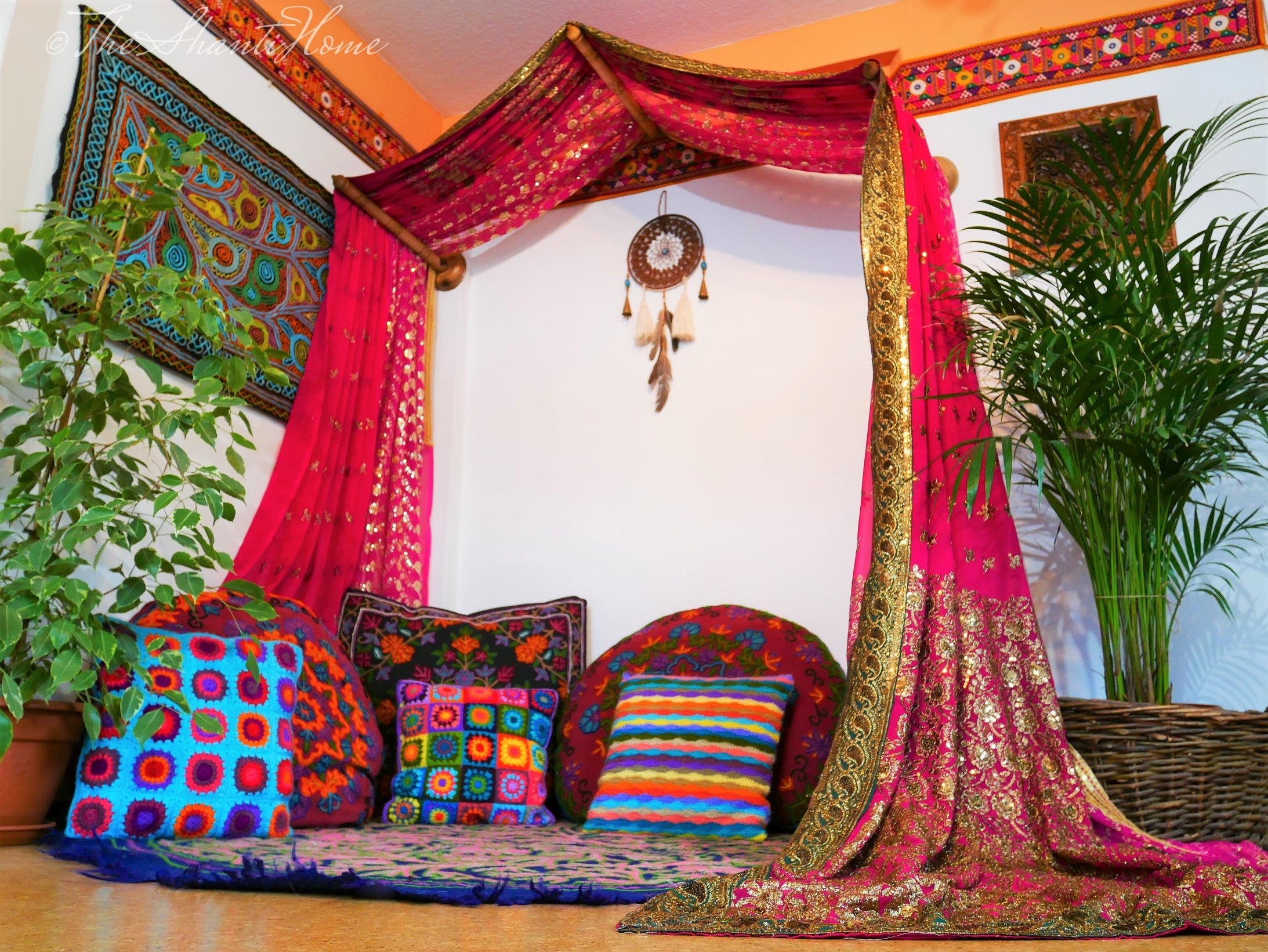 Dosel de cama bohemio - Estructura de dosel de sari hecha a medida con varillas de madera de nogal artesanales | Cortinas de cama - Espacio de meditación