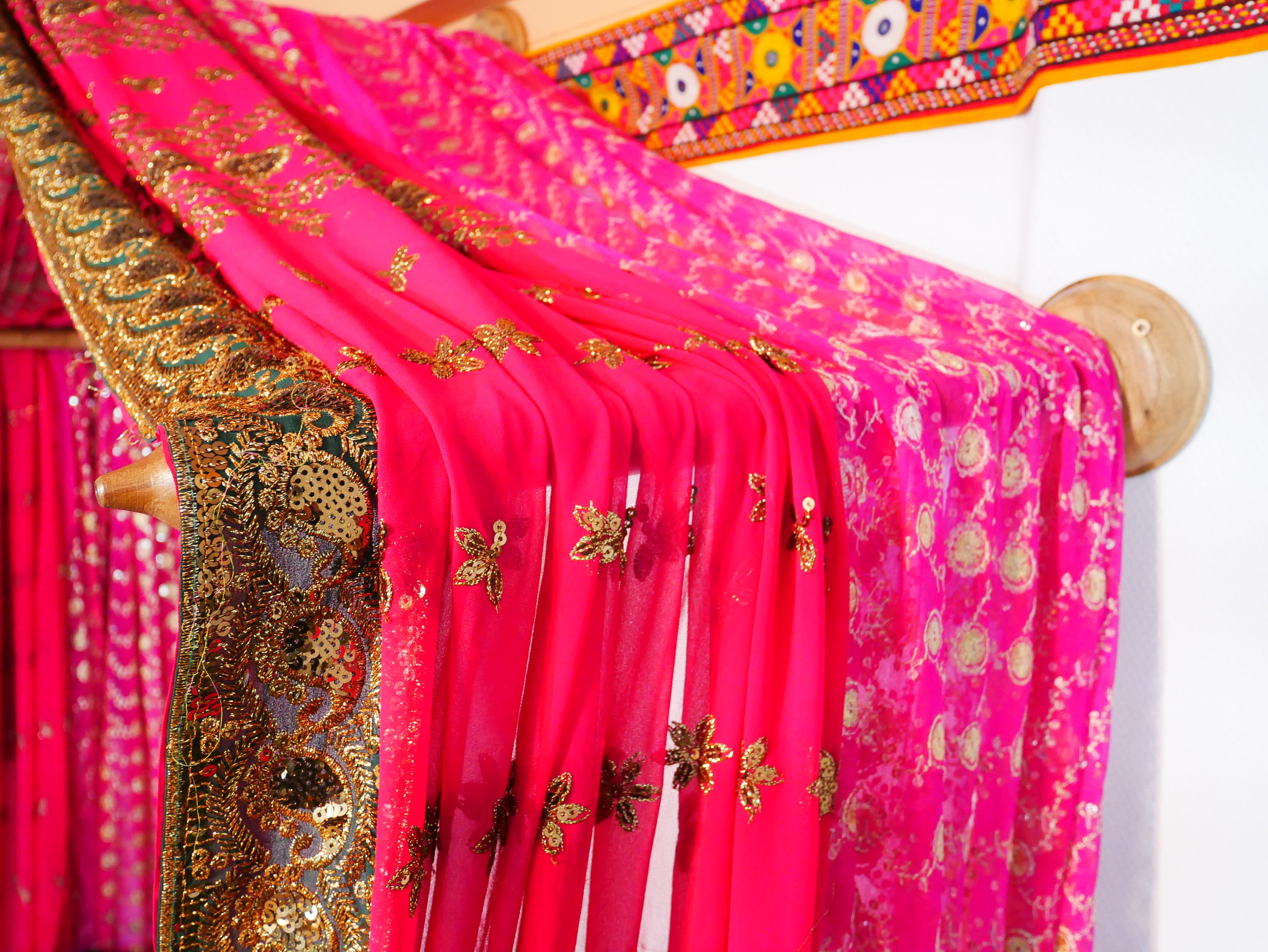 Dosel de cama bohemio - Estructura de dosel de sari hecha a medida con varillas de madera de nogal artesanales | Cortinas de cama - Espacio de meditación