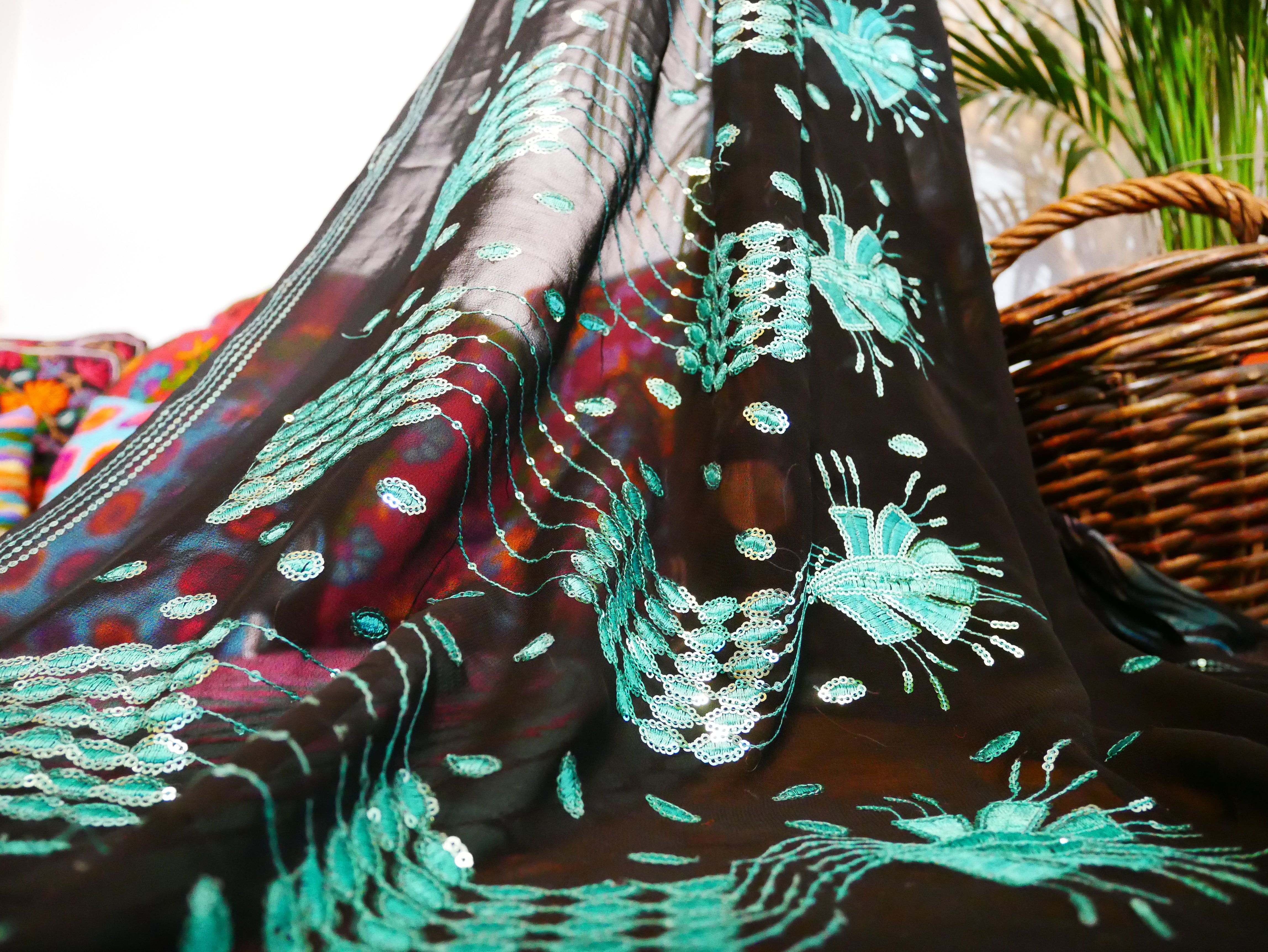 Dosel de cama de sari - con varillas de madera de nogal hechas a mano y saris indios vintage