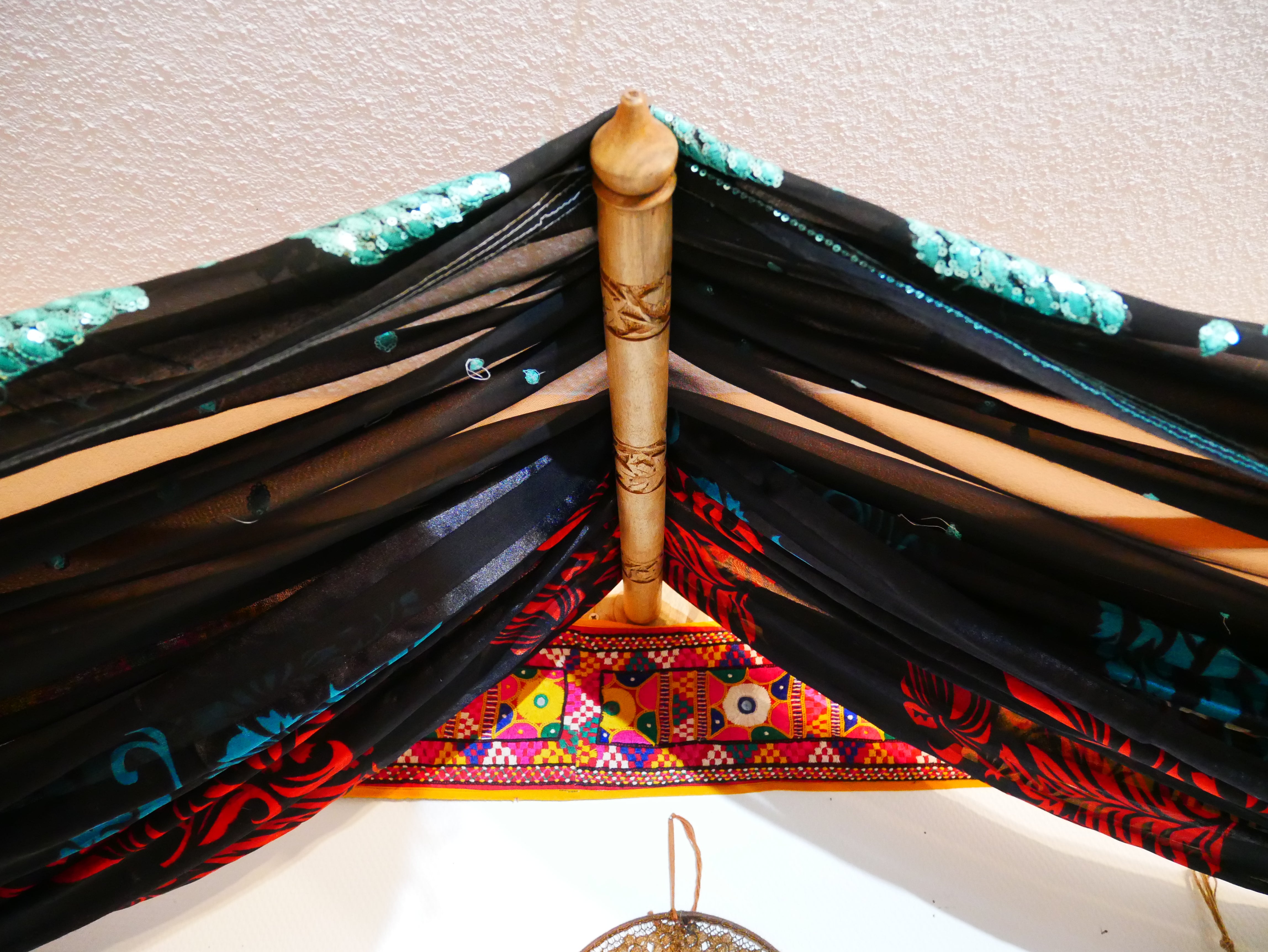 Dosel de cama de sari - con varillas de madera de nogal hechas a mano y saris indios vintage