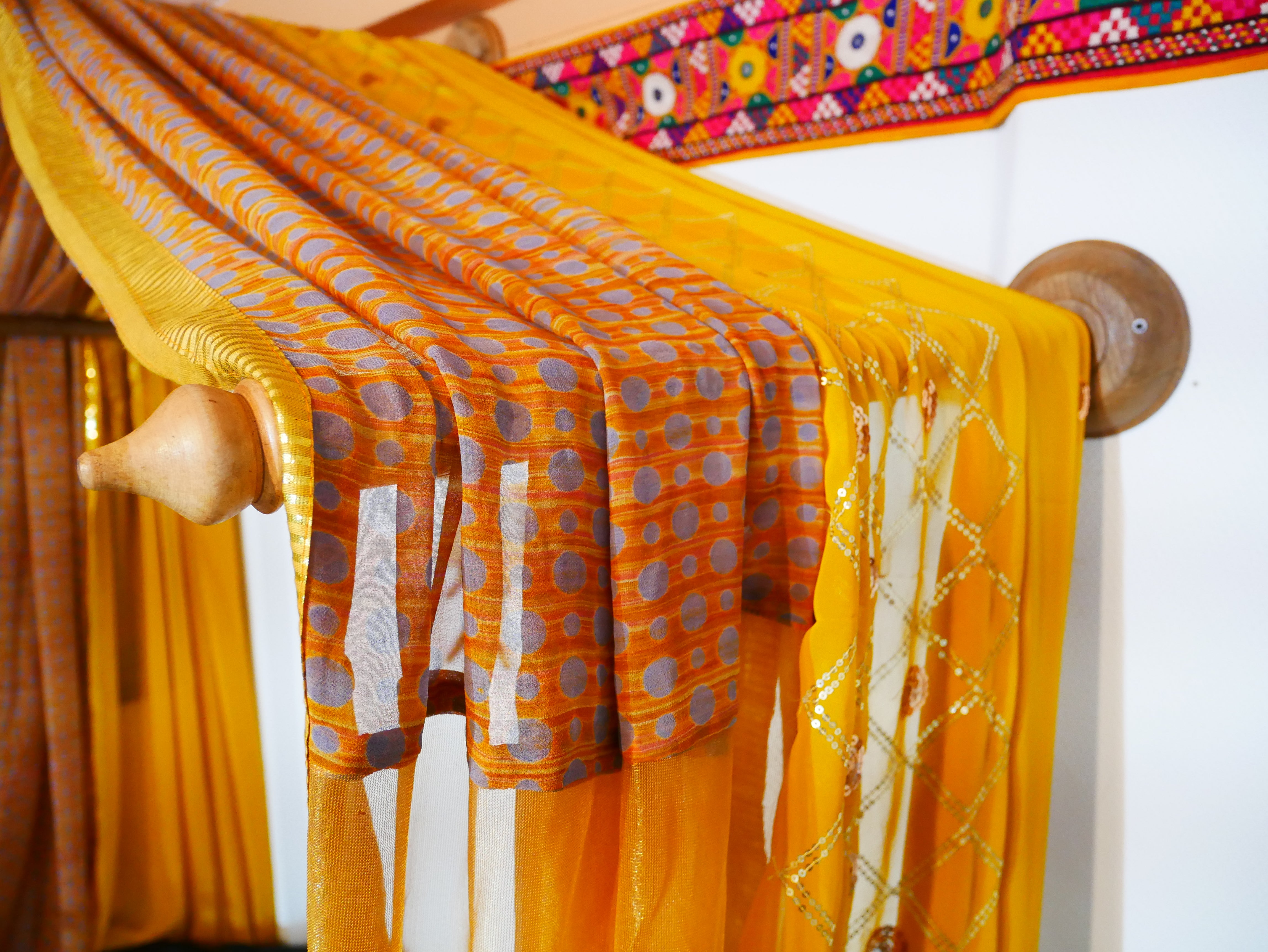 Dosel de cama de sari - con varillas de madera de nogal hechas a mano y saris indios vintage