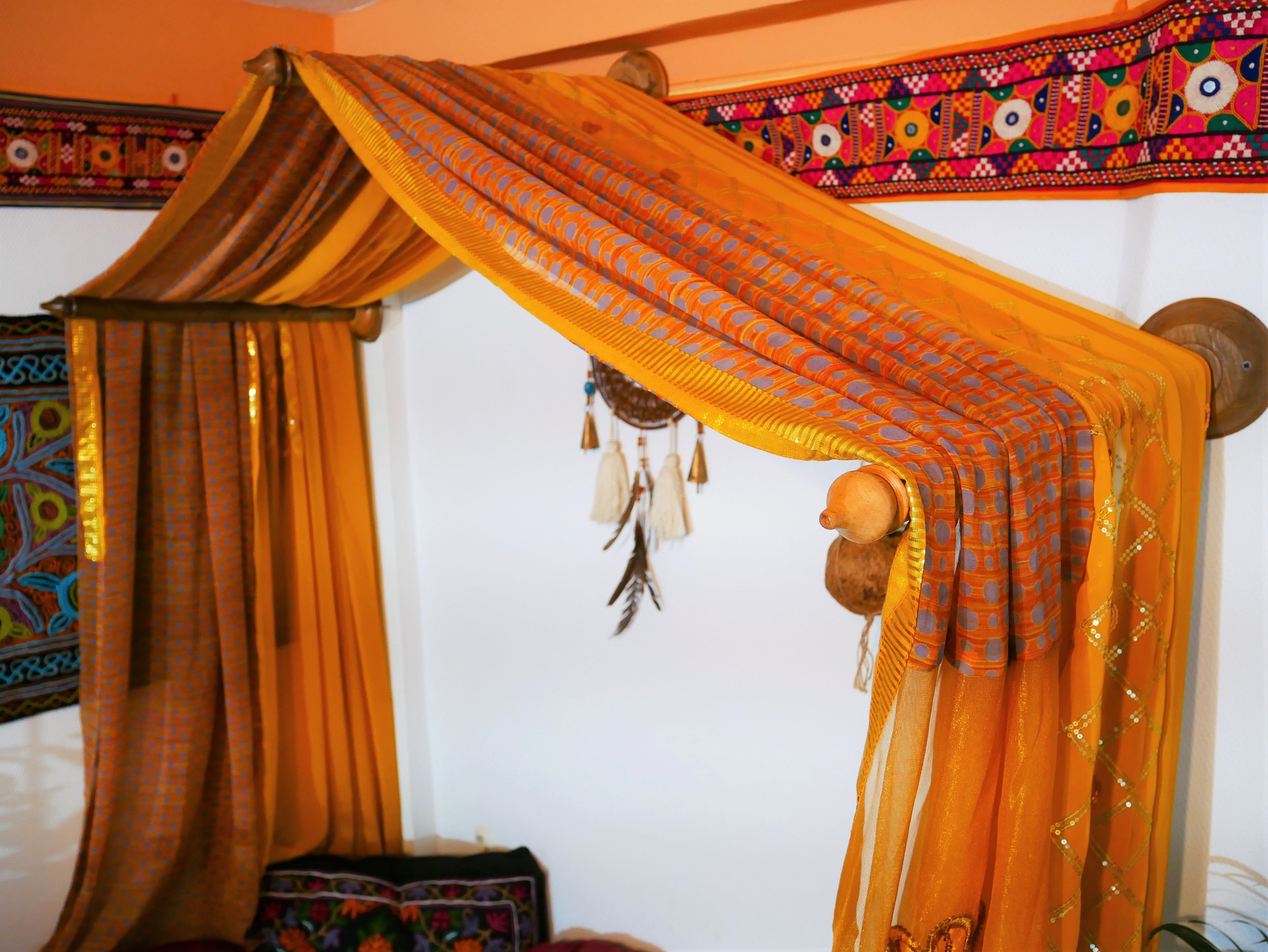 Dosel de cama de sari - con varillas de madera de nogal hechas a mano y saris indios vintage