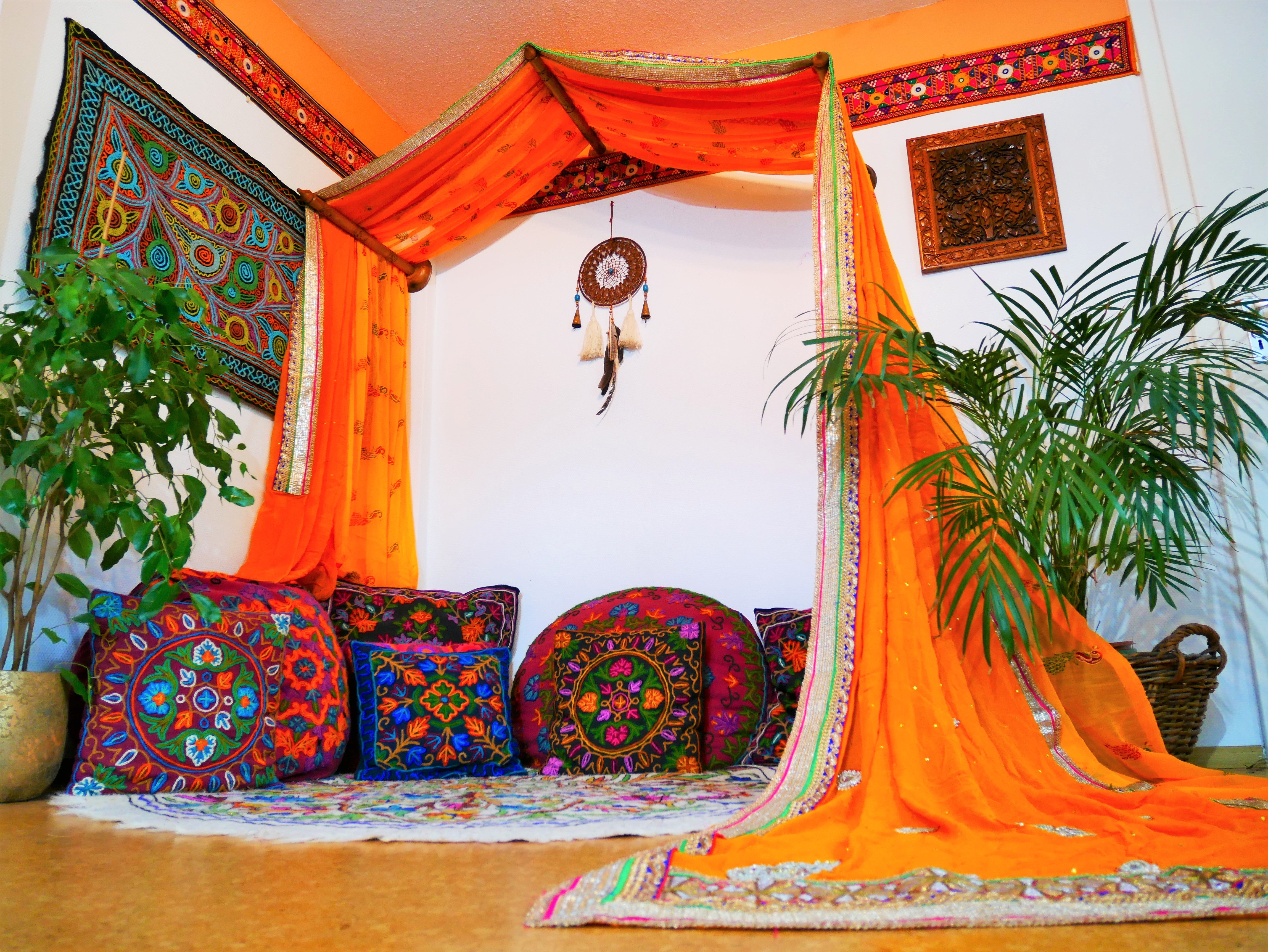 Dosel de cama hecho a mano con soporte de pared de madera de nogal de Cachemira – Cortinas de sari indio vintage, hechas a medida por encargo