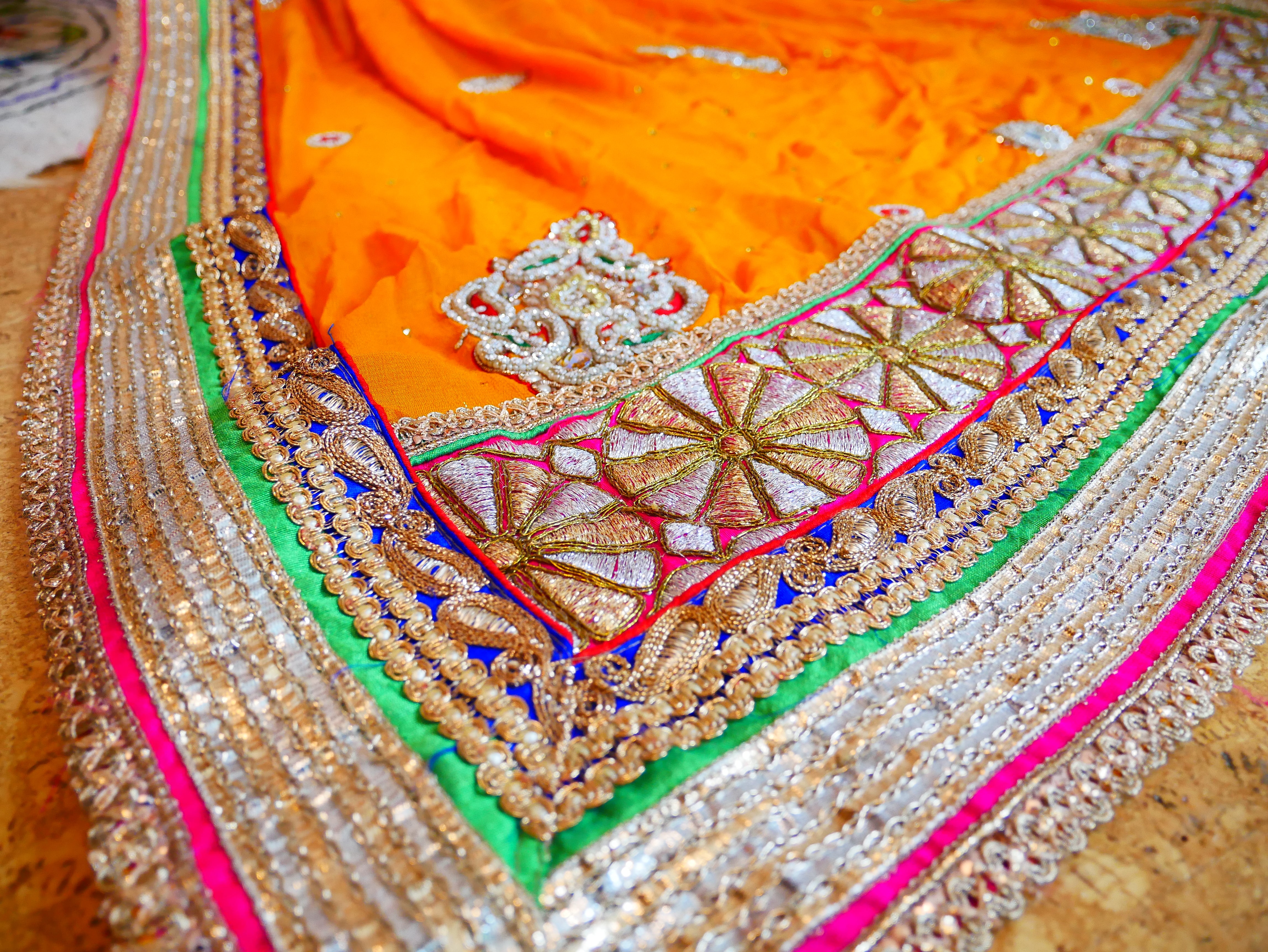 Dosel de cama hecho a mano con soporte de pared de madera de nogal de Cachemira – Cortinas de sari indio vintage, hechas a medida por encargo