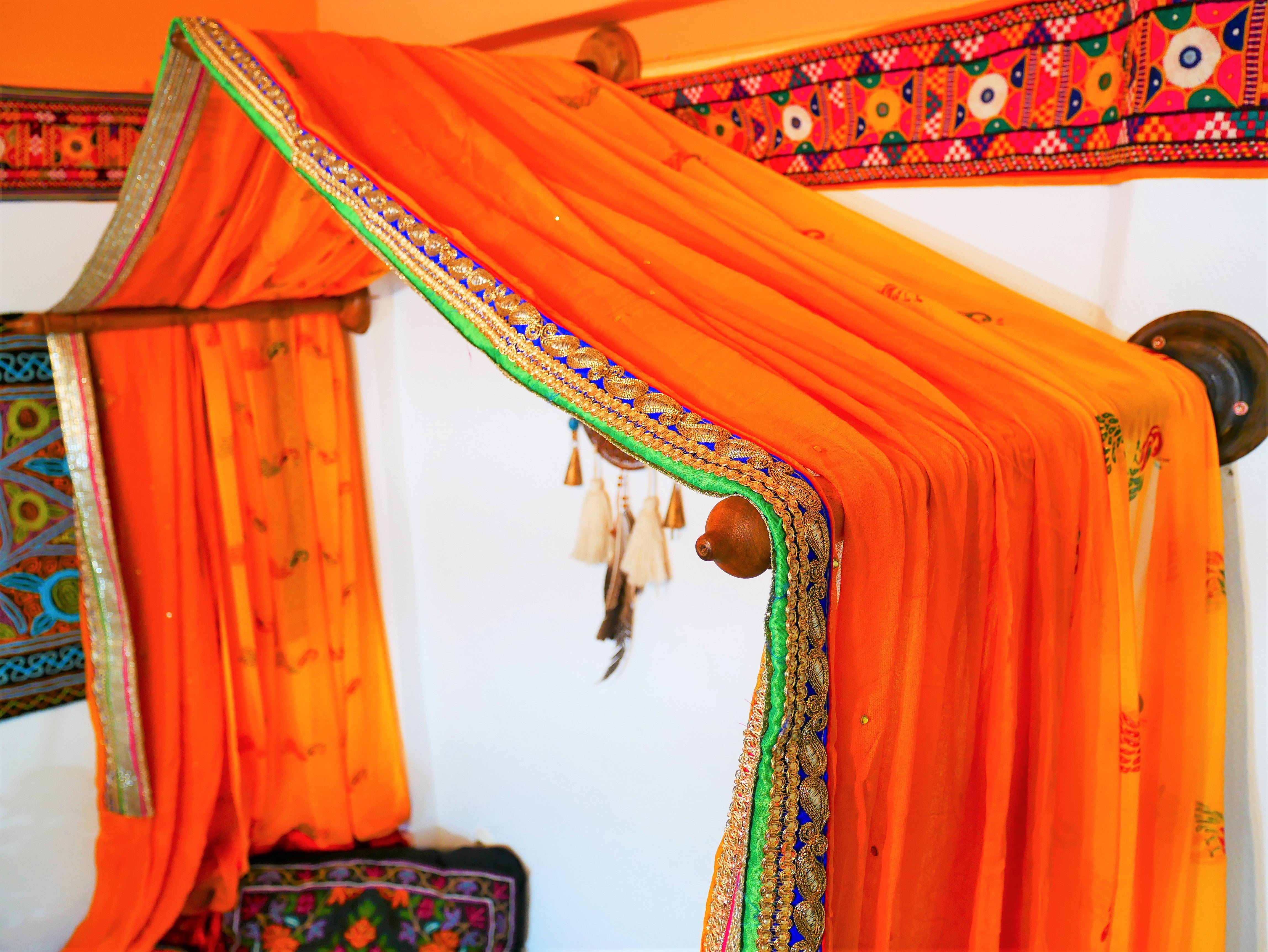 Dosel de cama hecho a mano con soporte de pared de madera de nogal de Cachemira – Cortinas de sari indio vintage, hechas a medida por encargo