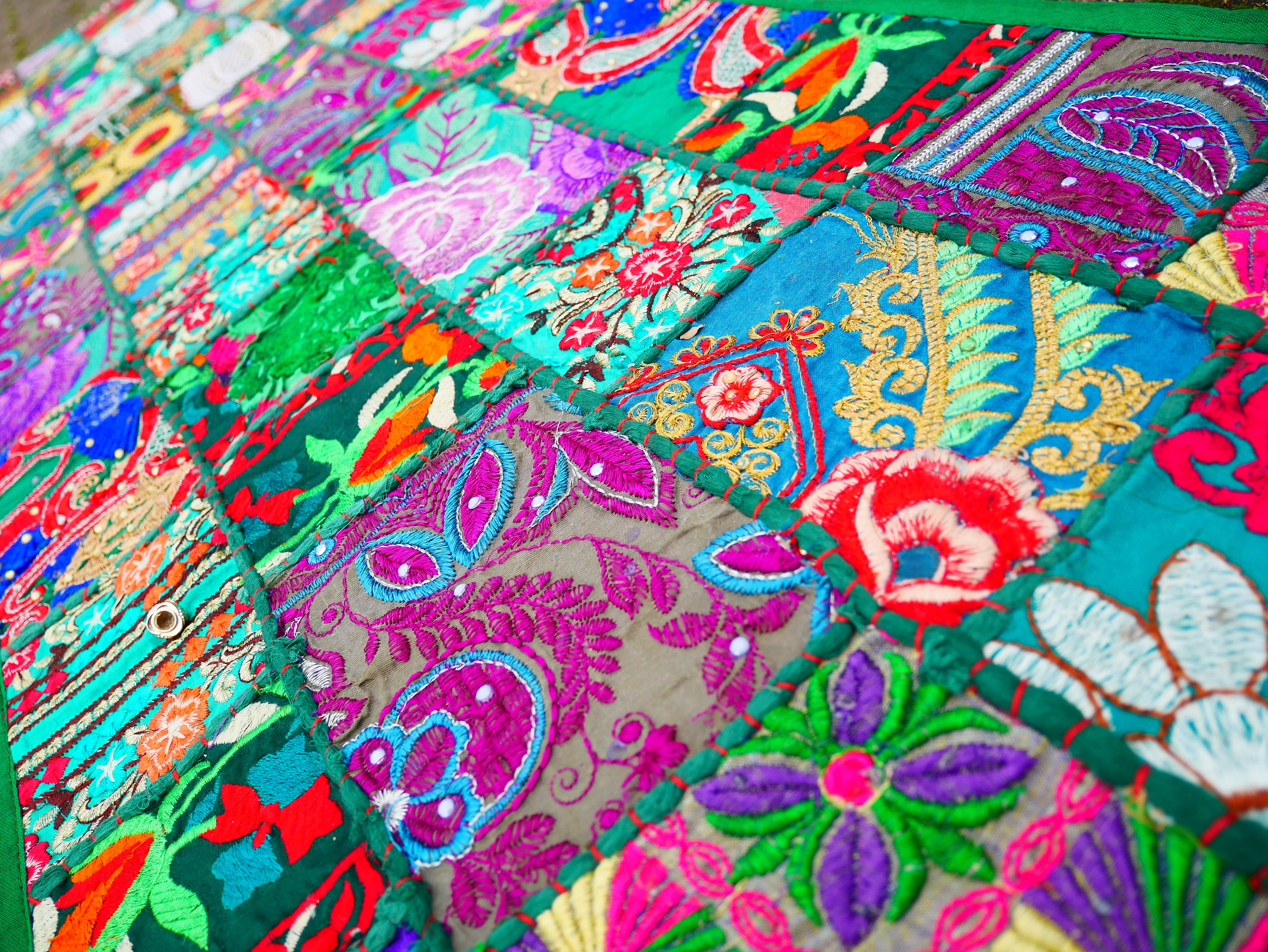 Colgante de pared boho - Tapiz colorido - Camino de mesa vintage de patchwork de sari