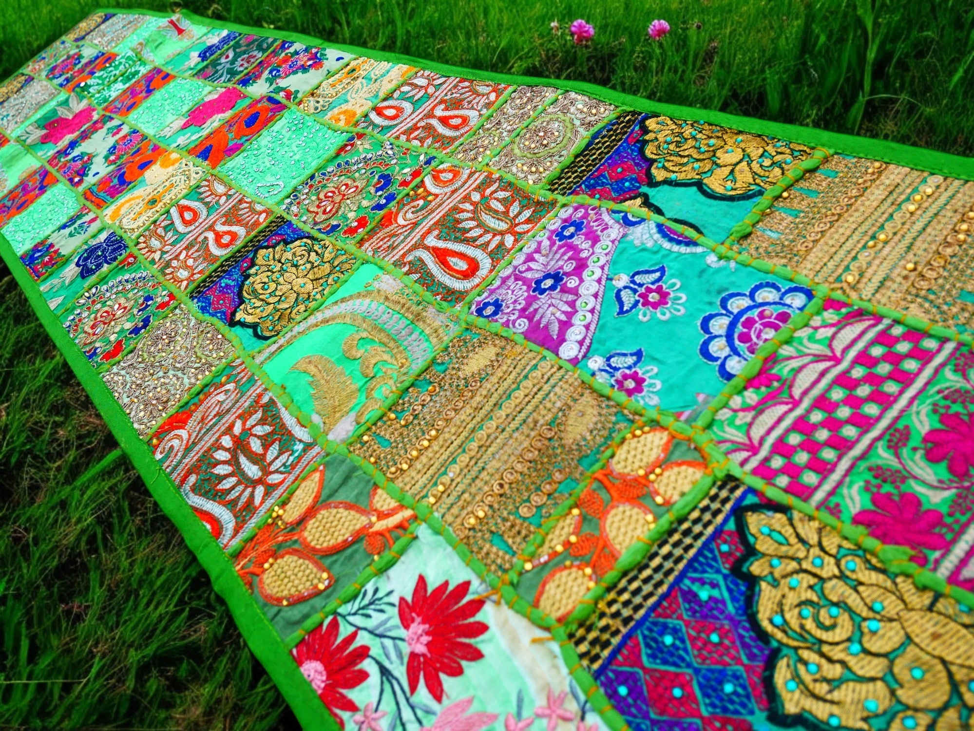 Colgante de pared boho - Tapiz colorido - Camino de mesa vintage de patchwork de sari