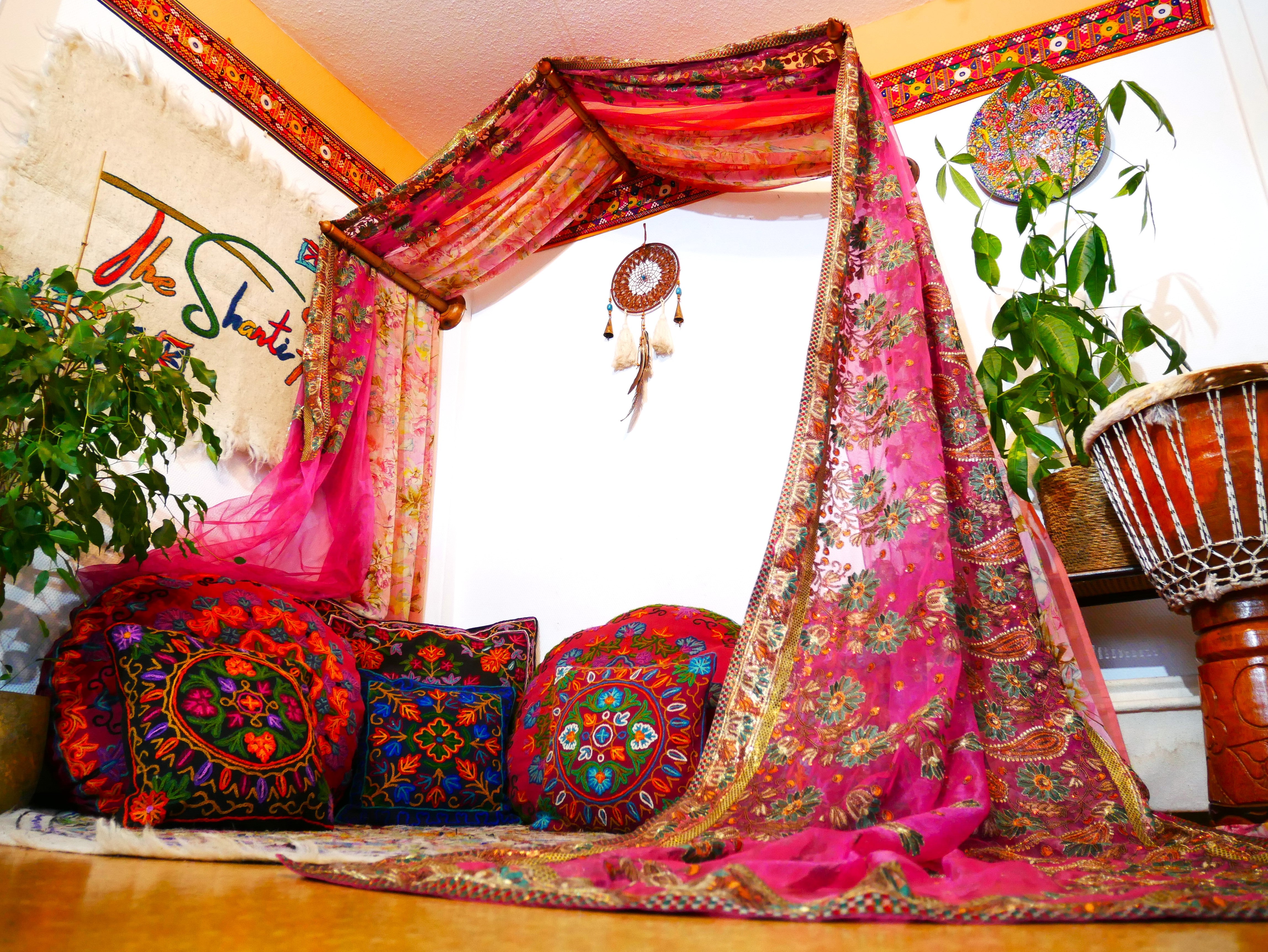 Dosel de cama de sari - con varillas de madera de nogal hechas a mano y saris indios vintage