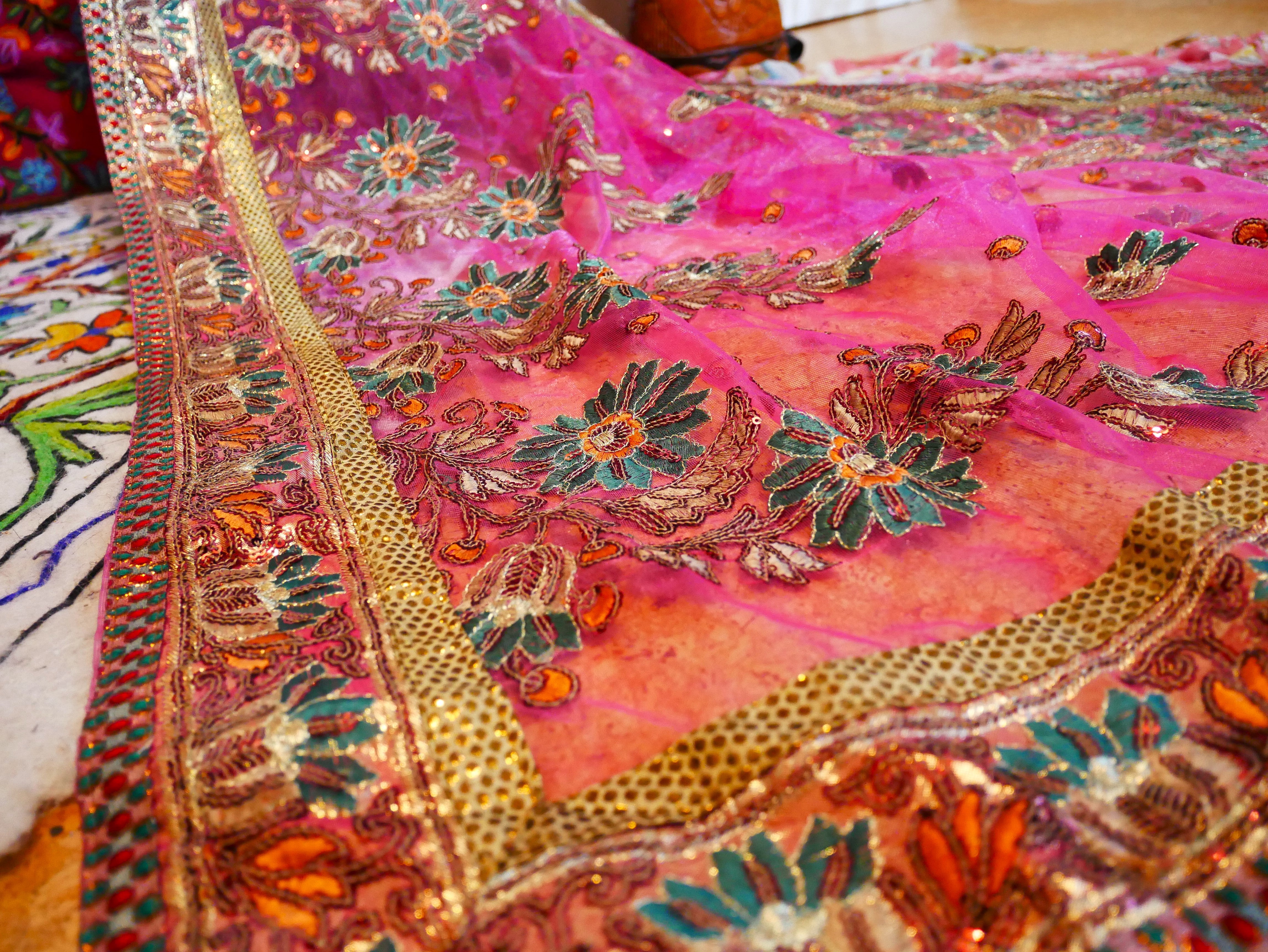 Dosel de cama de sari - con varillas de madera de nogal hechas a mano y saris indios vintage