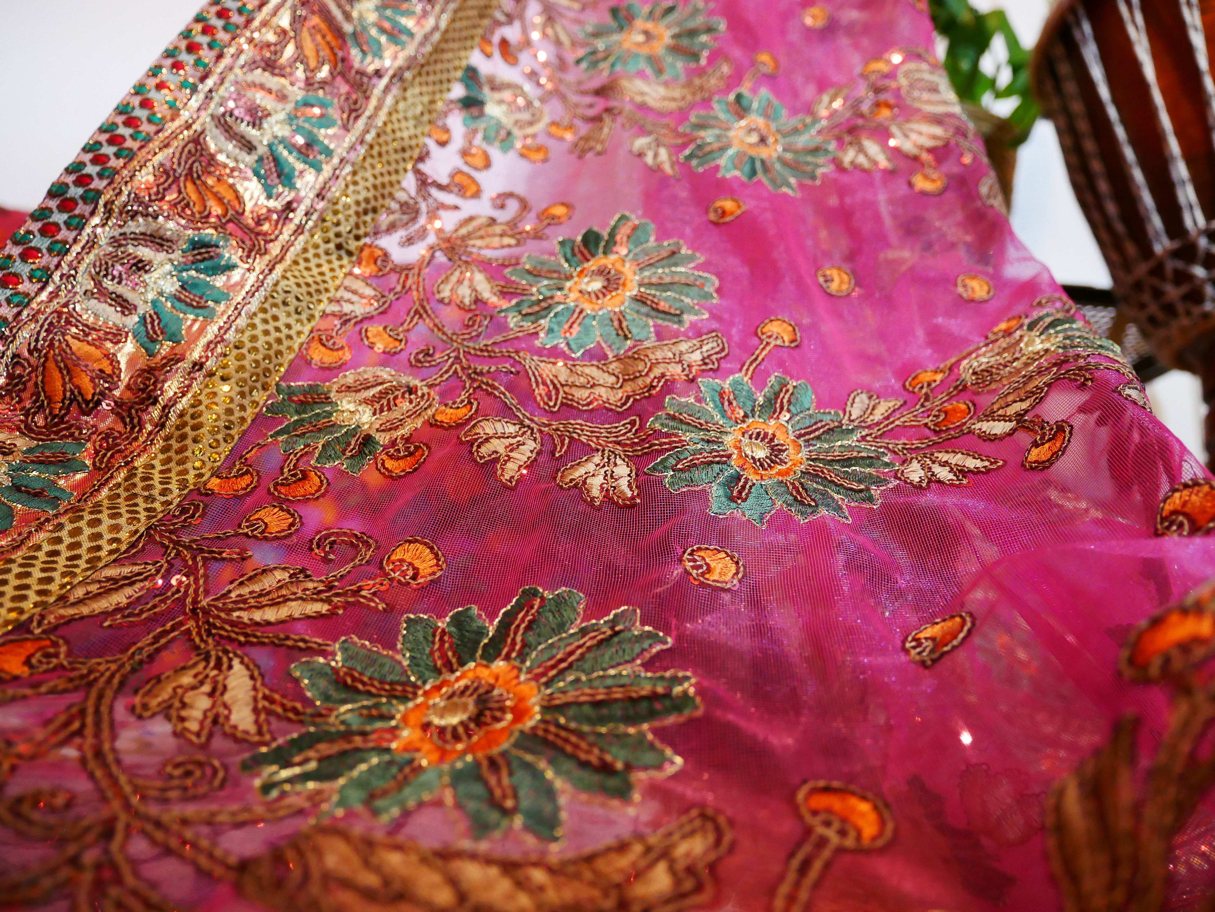 Dosel de cama de sari - con varillas de madera de nogal hechas a mano y saris indios vintage