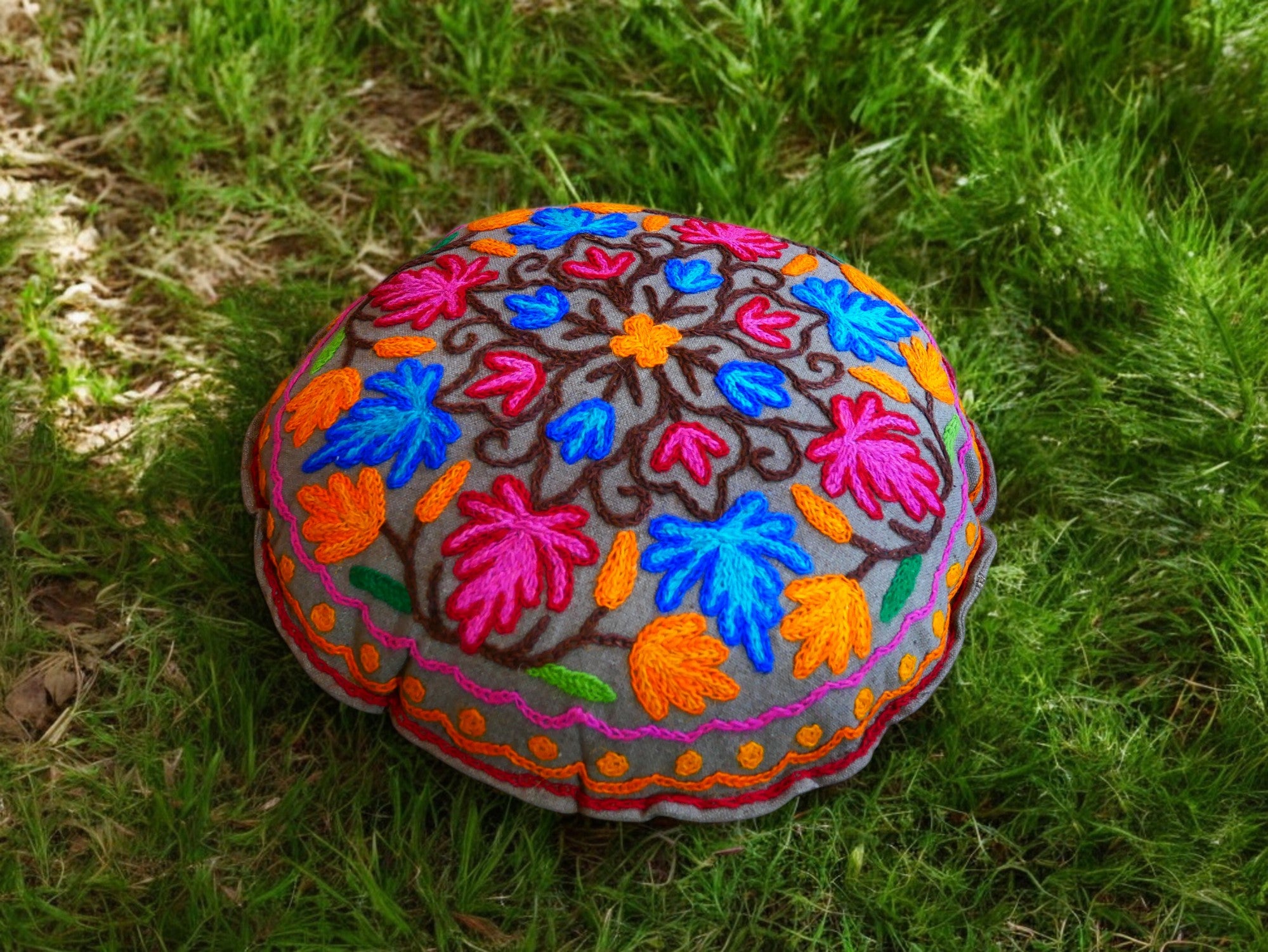 Kashmiri Bodenkissen "Shanti" runder Bodenkissenbezug | großes Meditationskissen - handbestickt - Kissenbezug