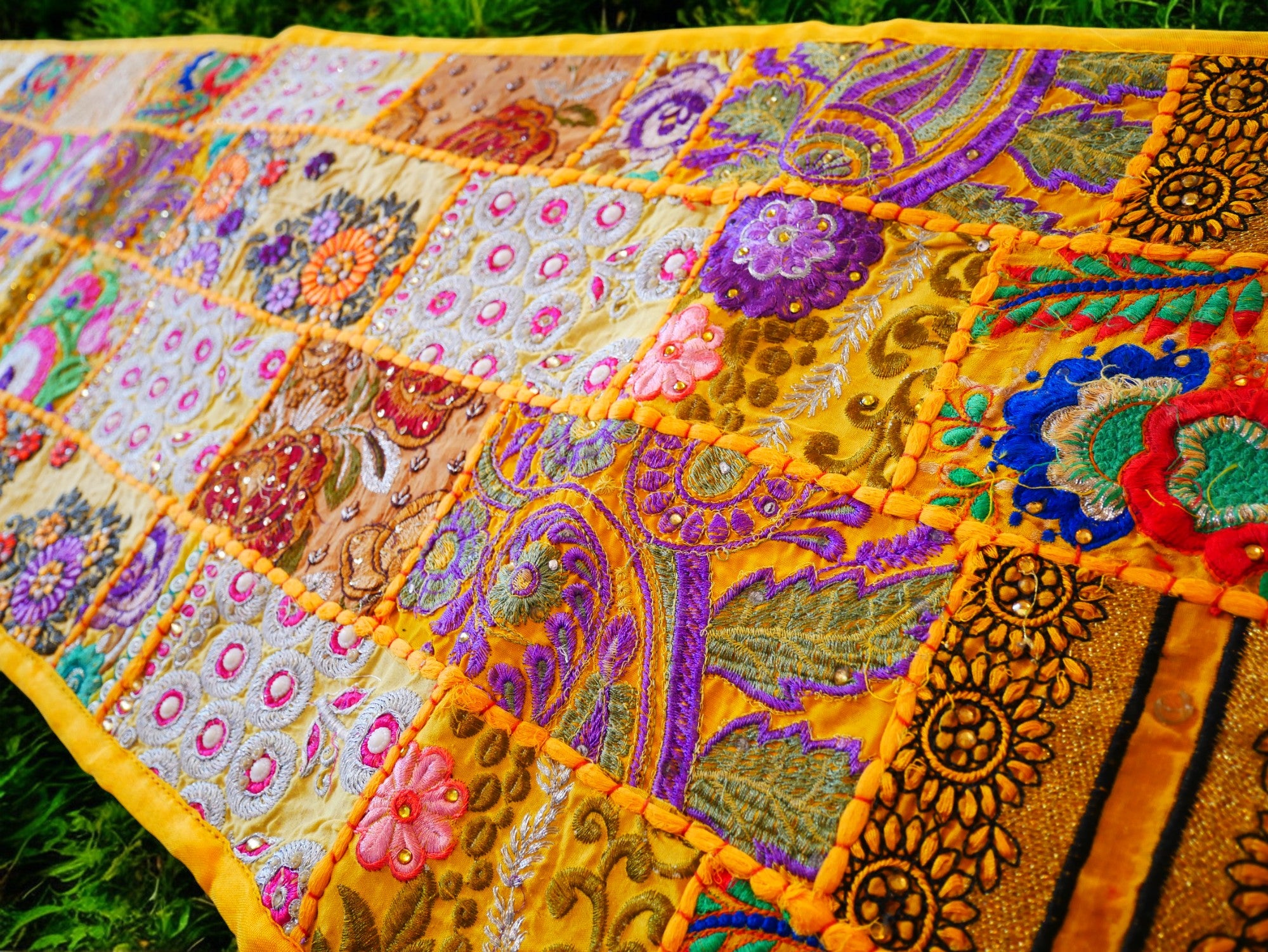 Colgante de pared boho - Tapiz colorido - Camino de mesa vintage de patchwork de sari