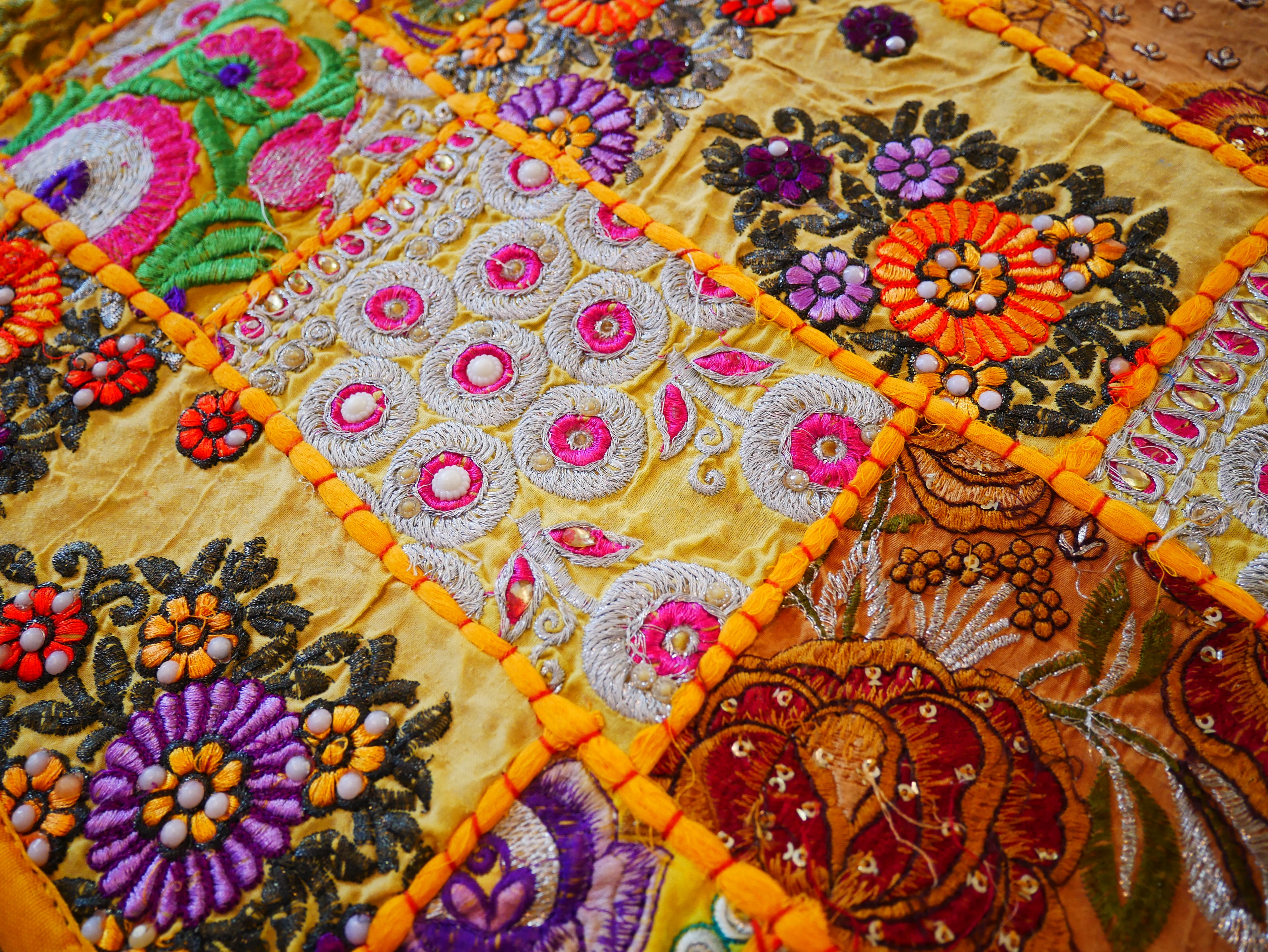 Colgante de pared boho - Tapiz colorido - Camino de mesa vintage de patchwork de sari