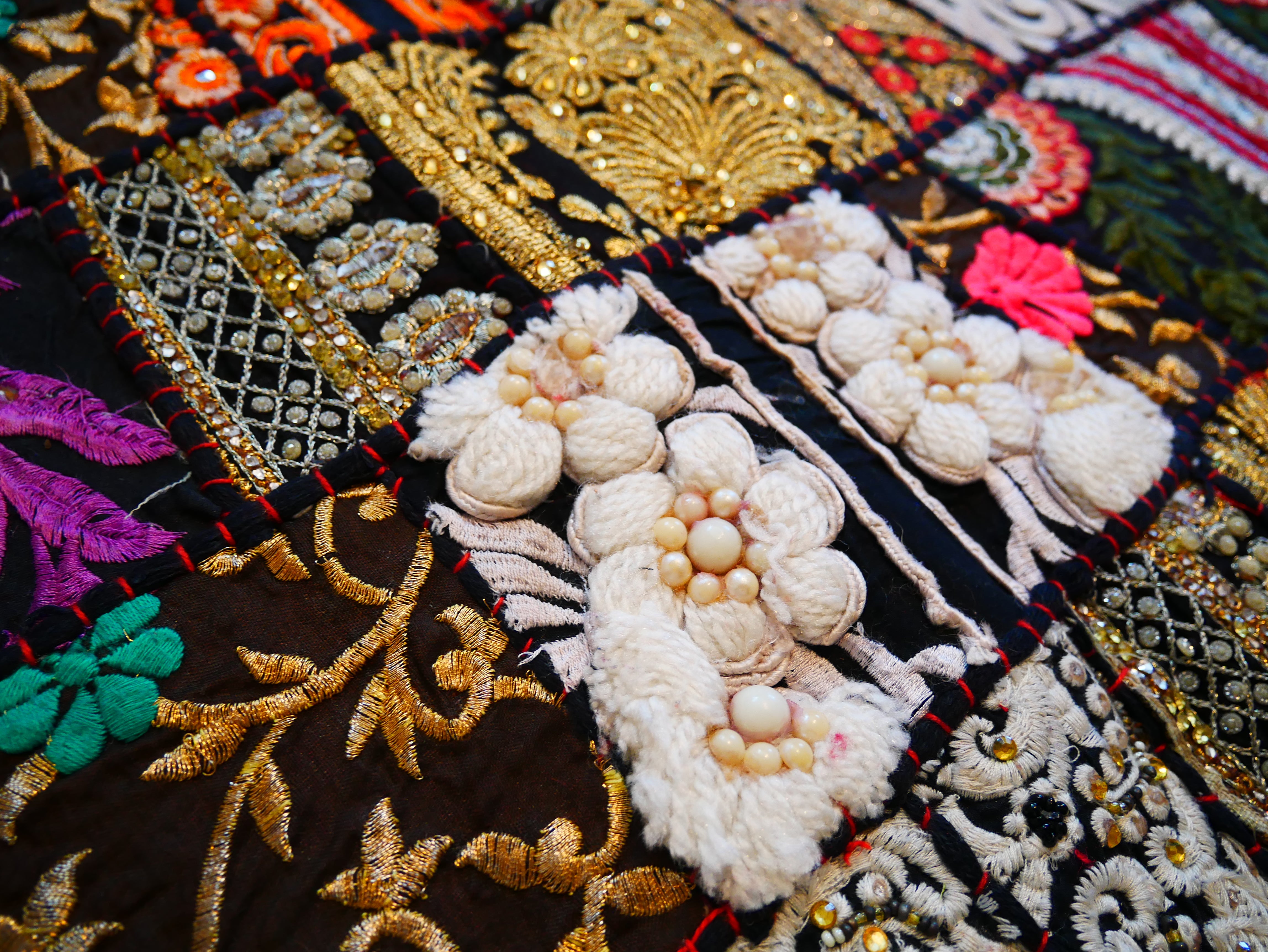 Colgante de pared boho - Tapiz colorido - Camino de mesa vintage de patchwork de sari