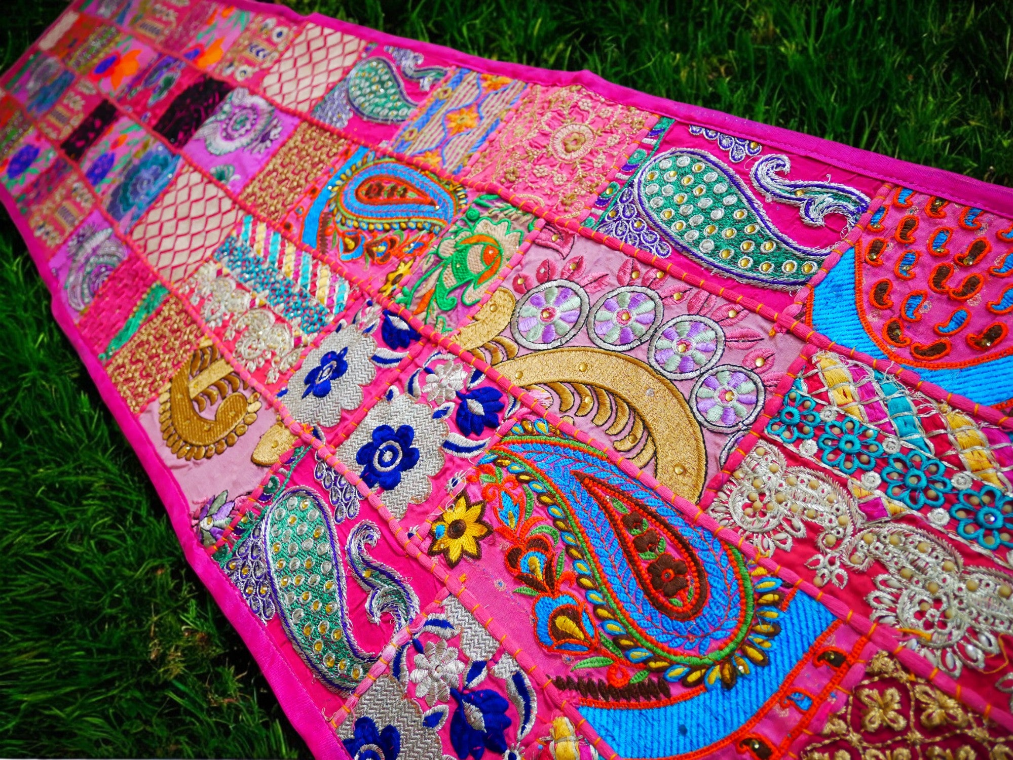 Colgante de pared boho - Tapiz colorido - Camino de mesa vintage de patchwork de sari