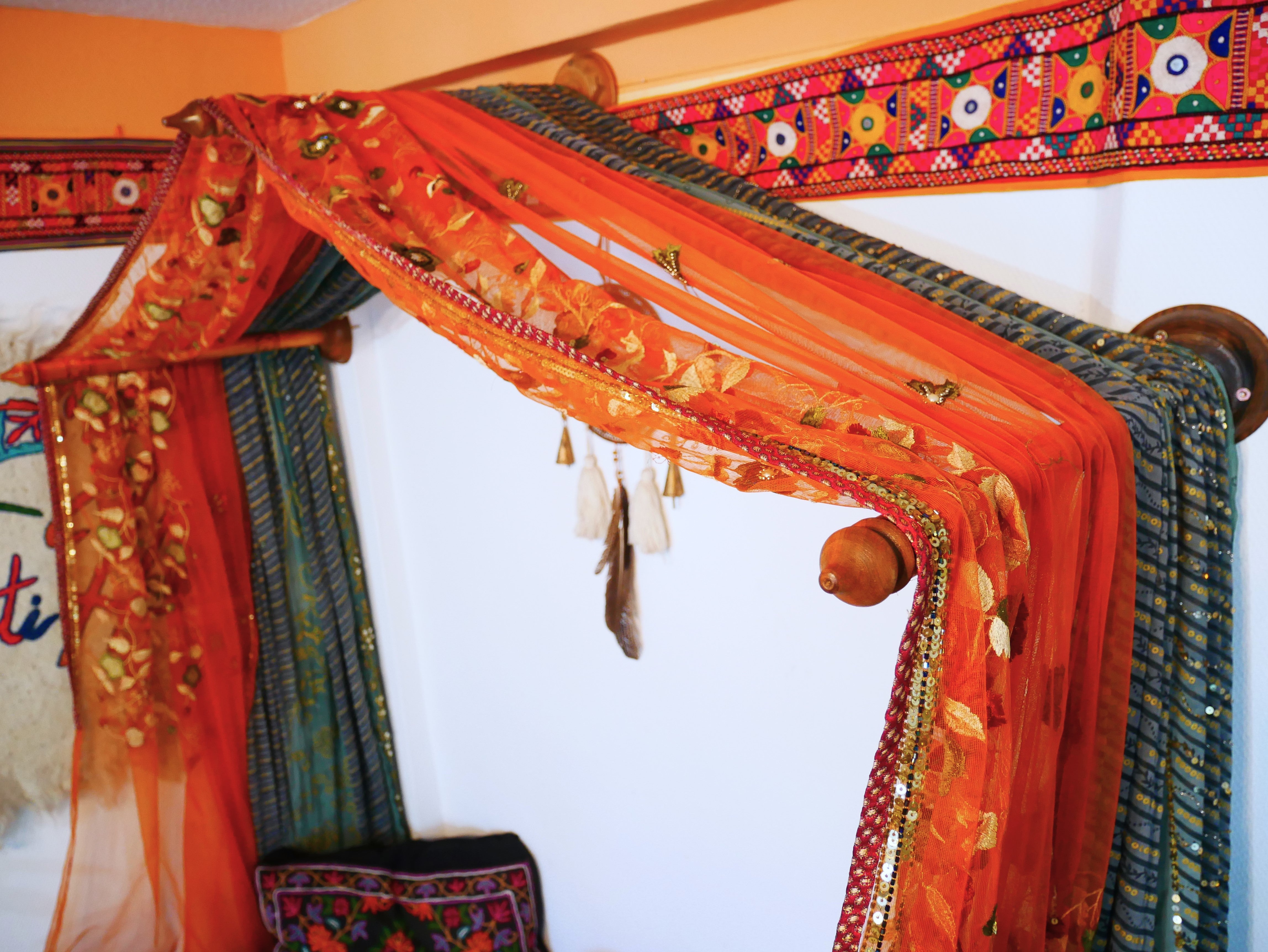 Dosel de cama de princesa - dosel de sari hecho a medida con varillas de madera de nogal hechas a mano | cortinas de cama - espacio de meditación