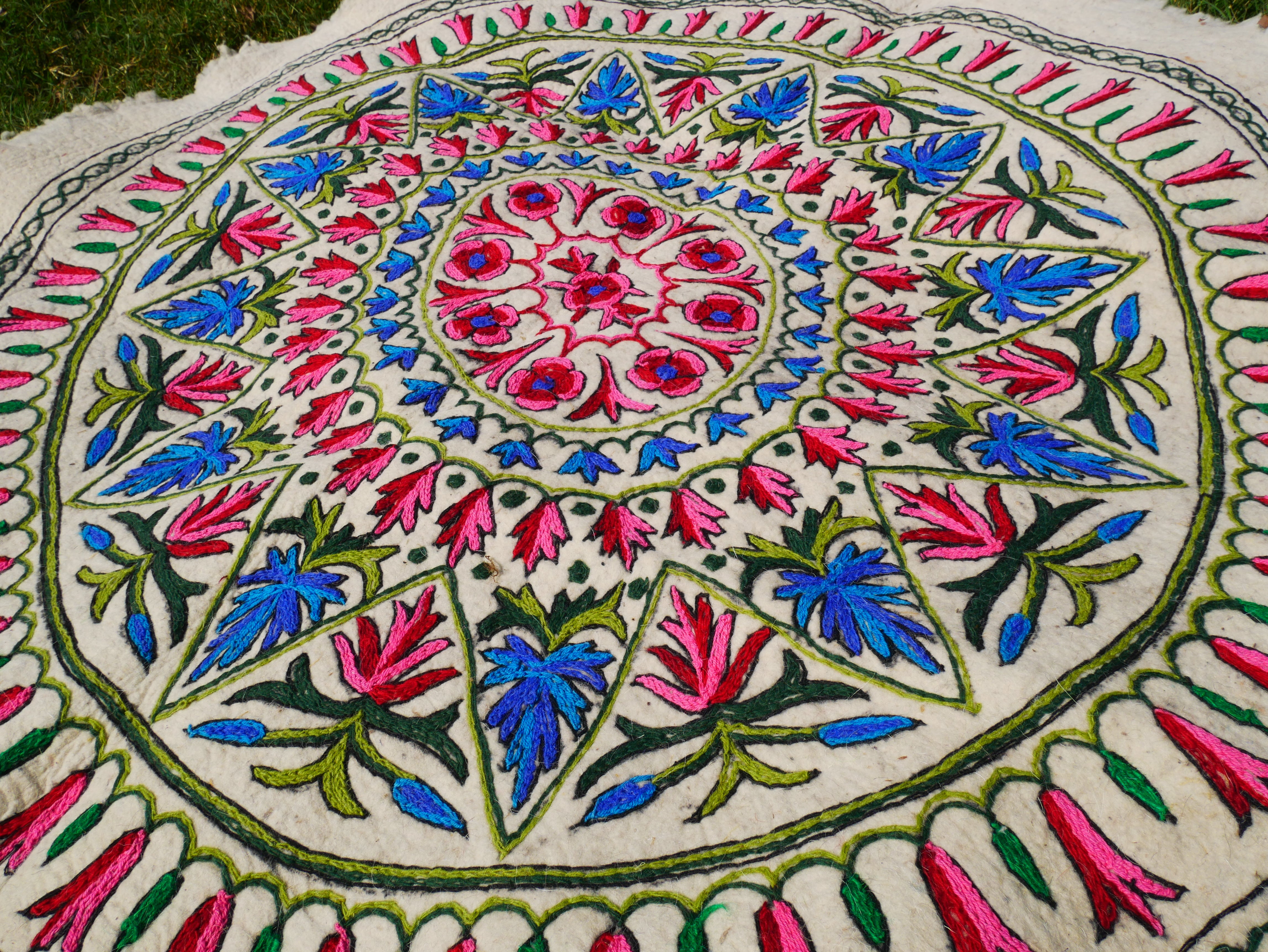 Alfombra Redonda de Lana Mandala de 1,5 m | Namda Hecho a Mano de Cachemira | Alfombra de Área Bordada Bohemia