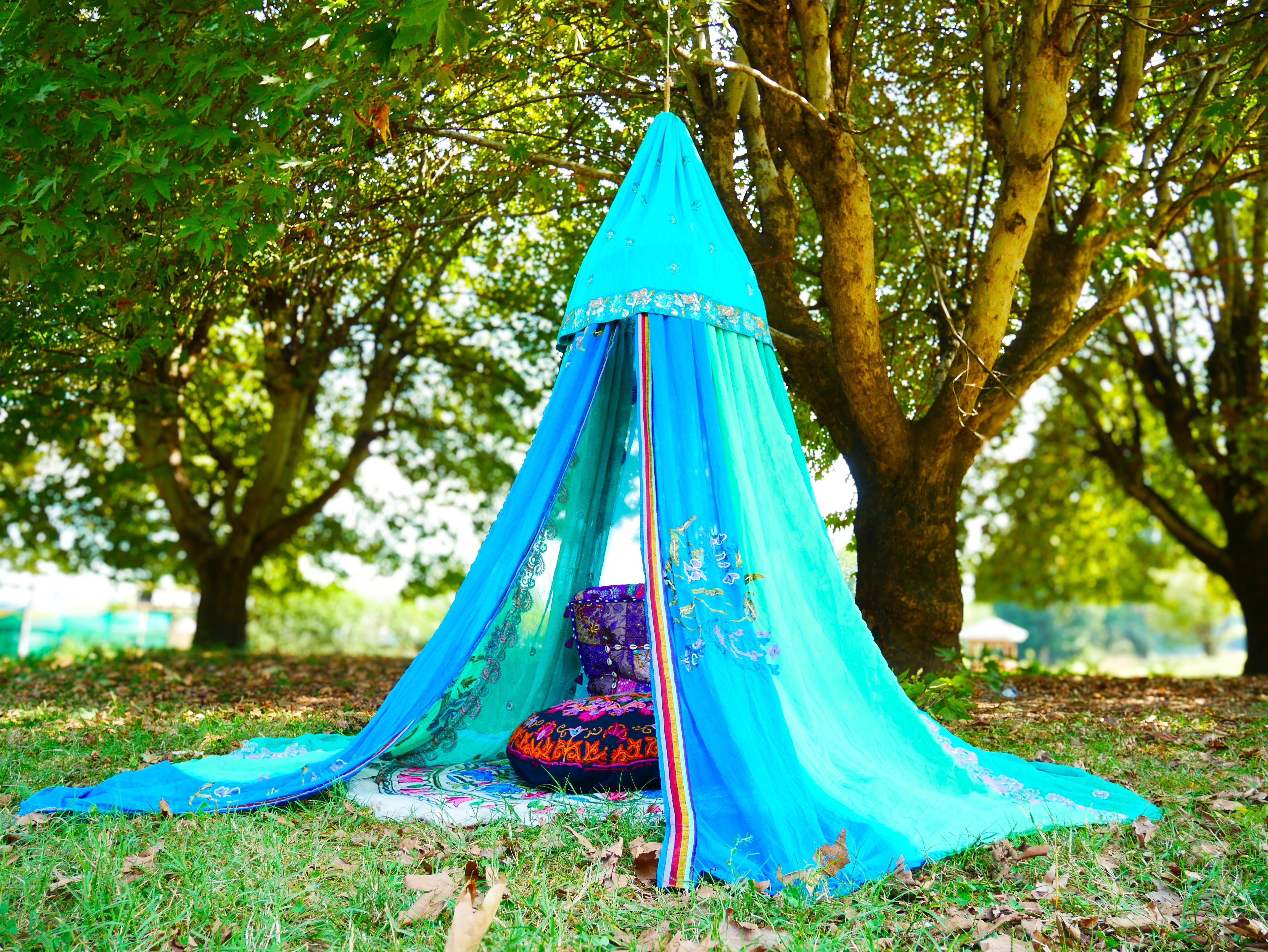 Toldo de sari - tienda de interior - dosel de cama | telón de fondo para boda bohemia | decoración hippie india - área de asientos en el suelo | sala de meditación - glamping