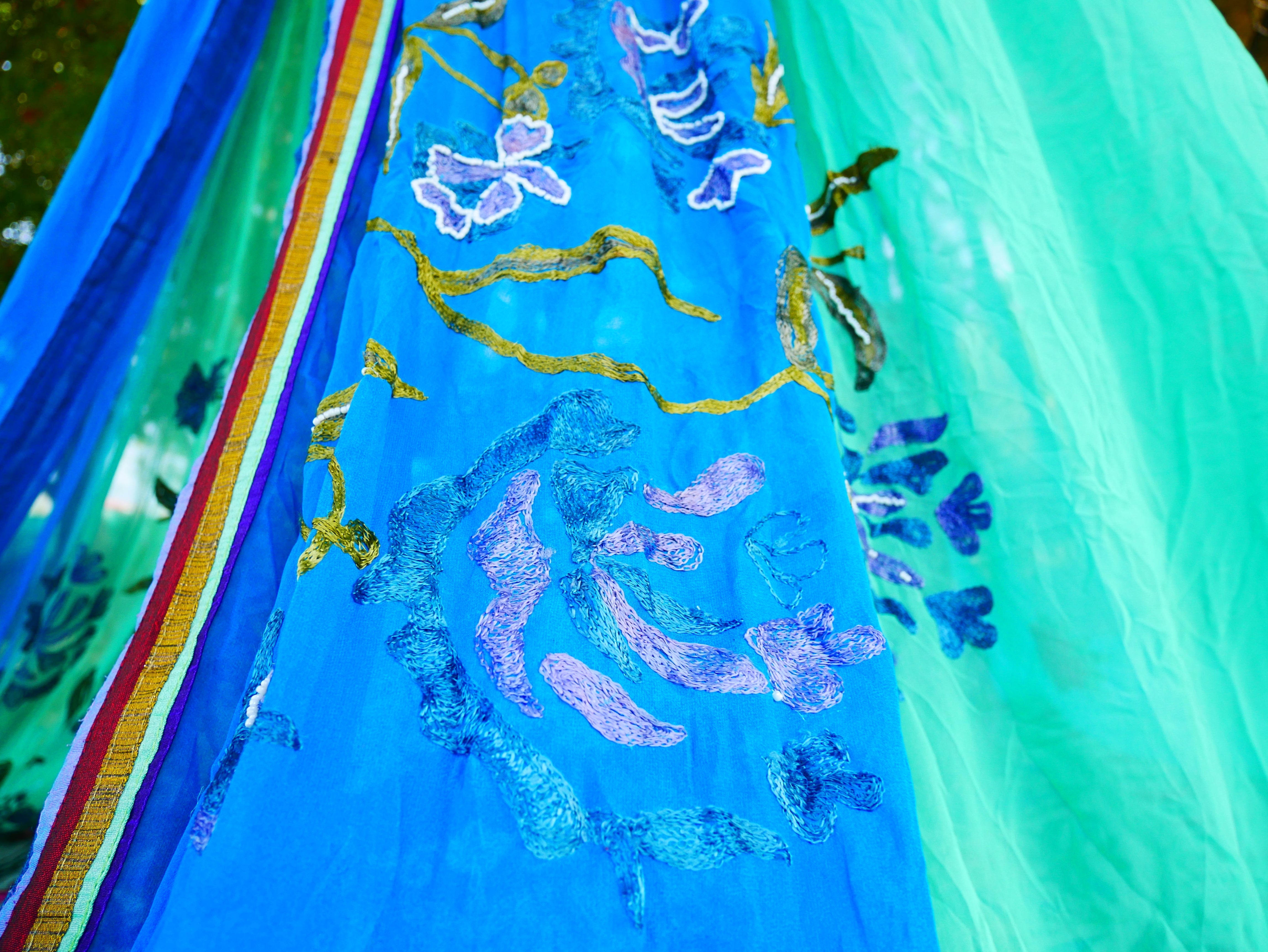 Toldo de sari - tienda de interior - dosel de cama | telón de fondo para boda bohemia | decoración hippie india - área de asientos en el suelo | sala de meditación - glamping