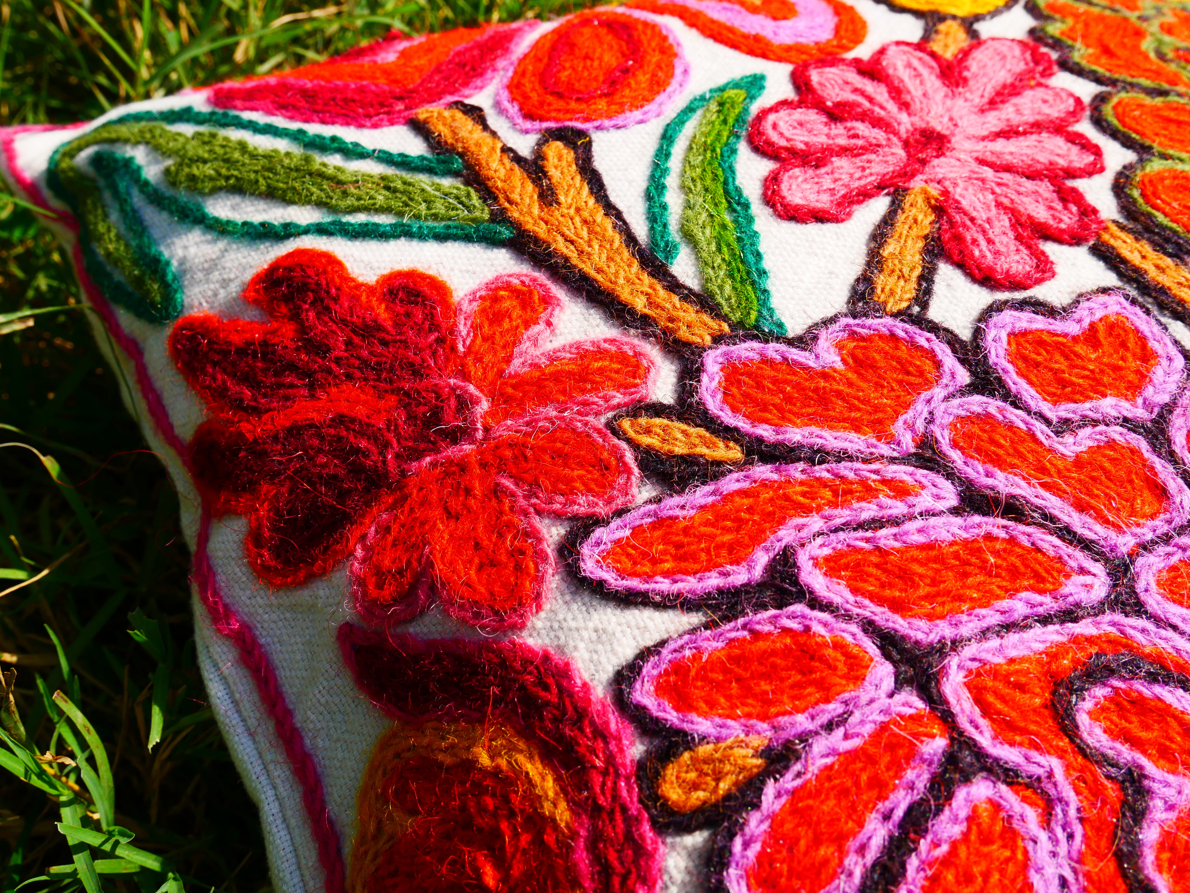 Funda de almohada de cachemira Crewel colorida: Hecha a mano por artesanos Funda de almohada bordada con flores de 16x16 pulgadas