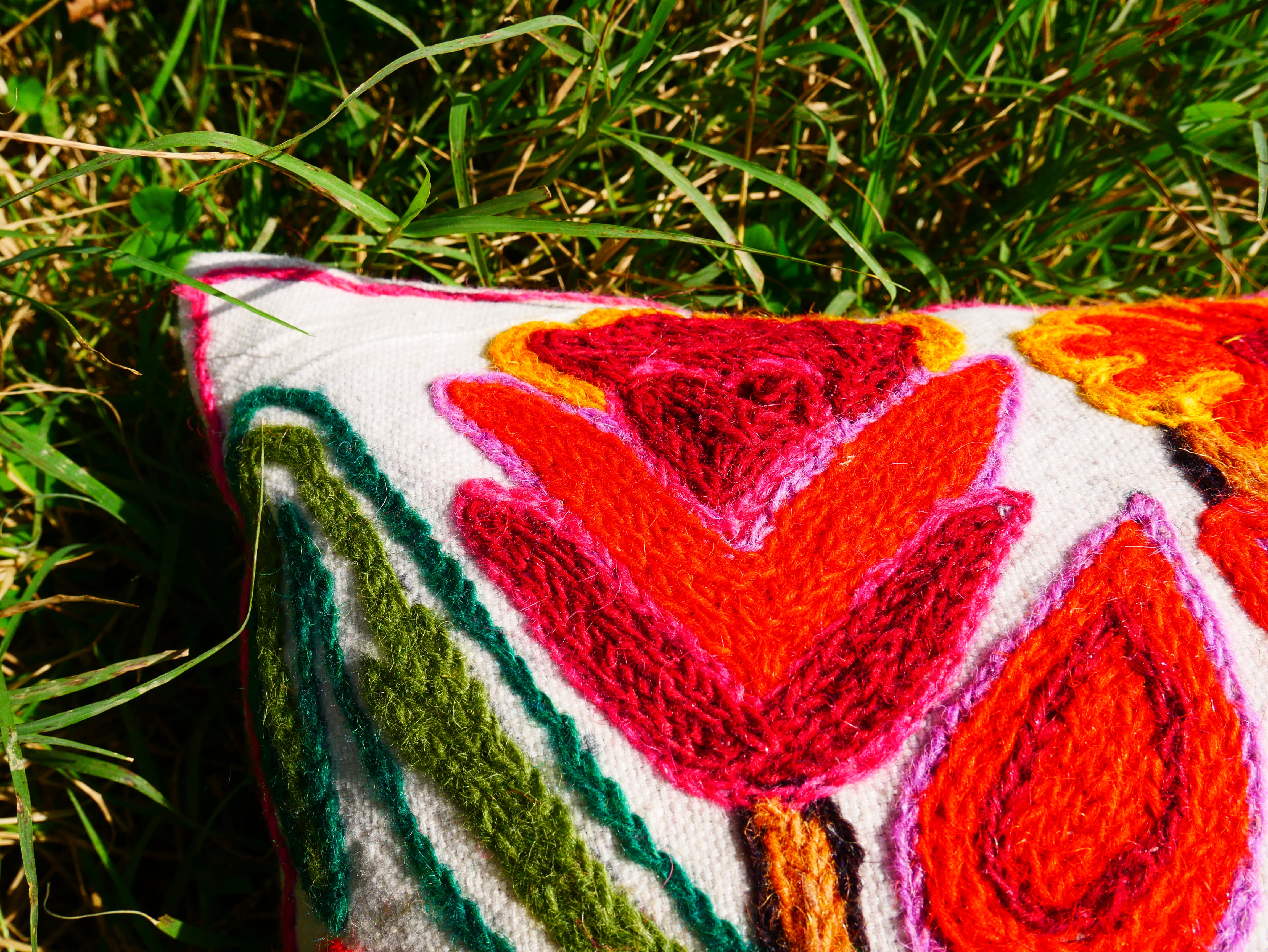 Funda de almohada de cachemira Crewel colorida: Hecha a mano por artesanos Funda de almohada bordada con flores de 16x16 pulgadas