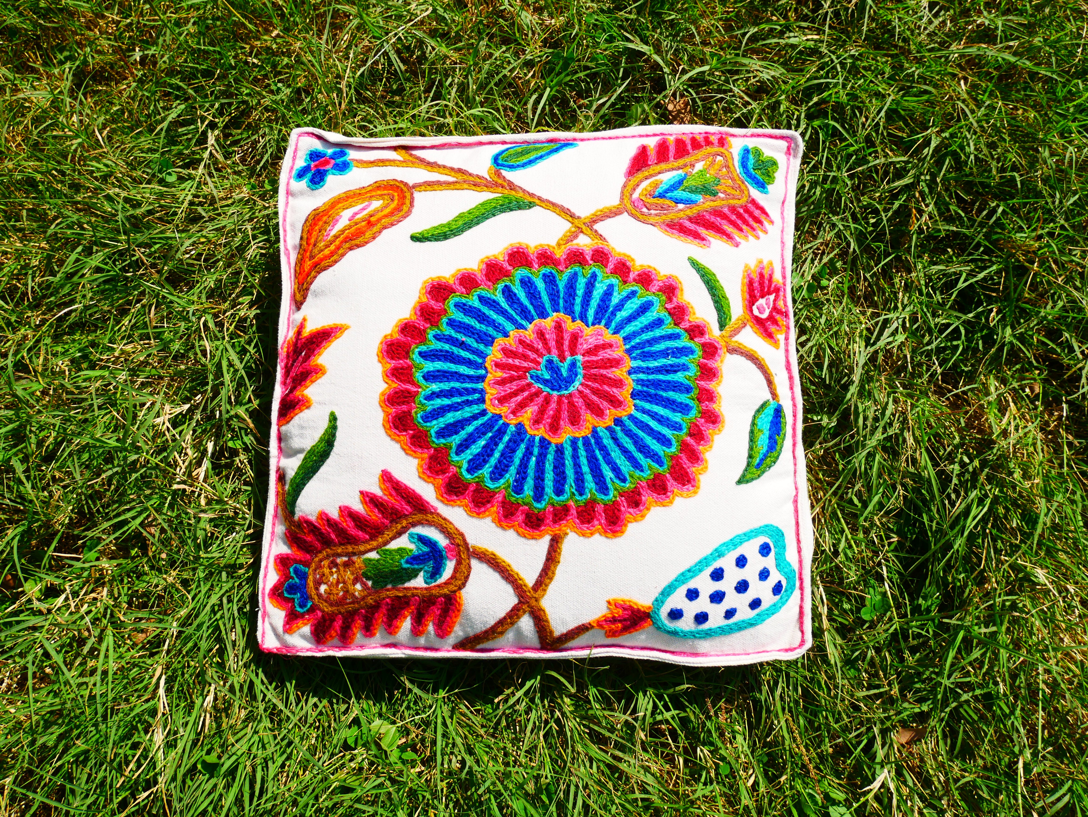 Funda de cojín de mandala bordada artesanal de Cachemira – Cojín de suelo bohemio hippie para meditación o decoración de sala de estar (solo la funda)